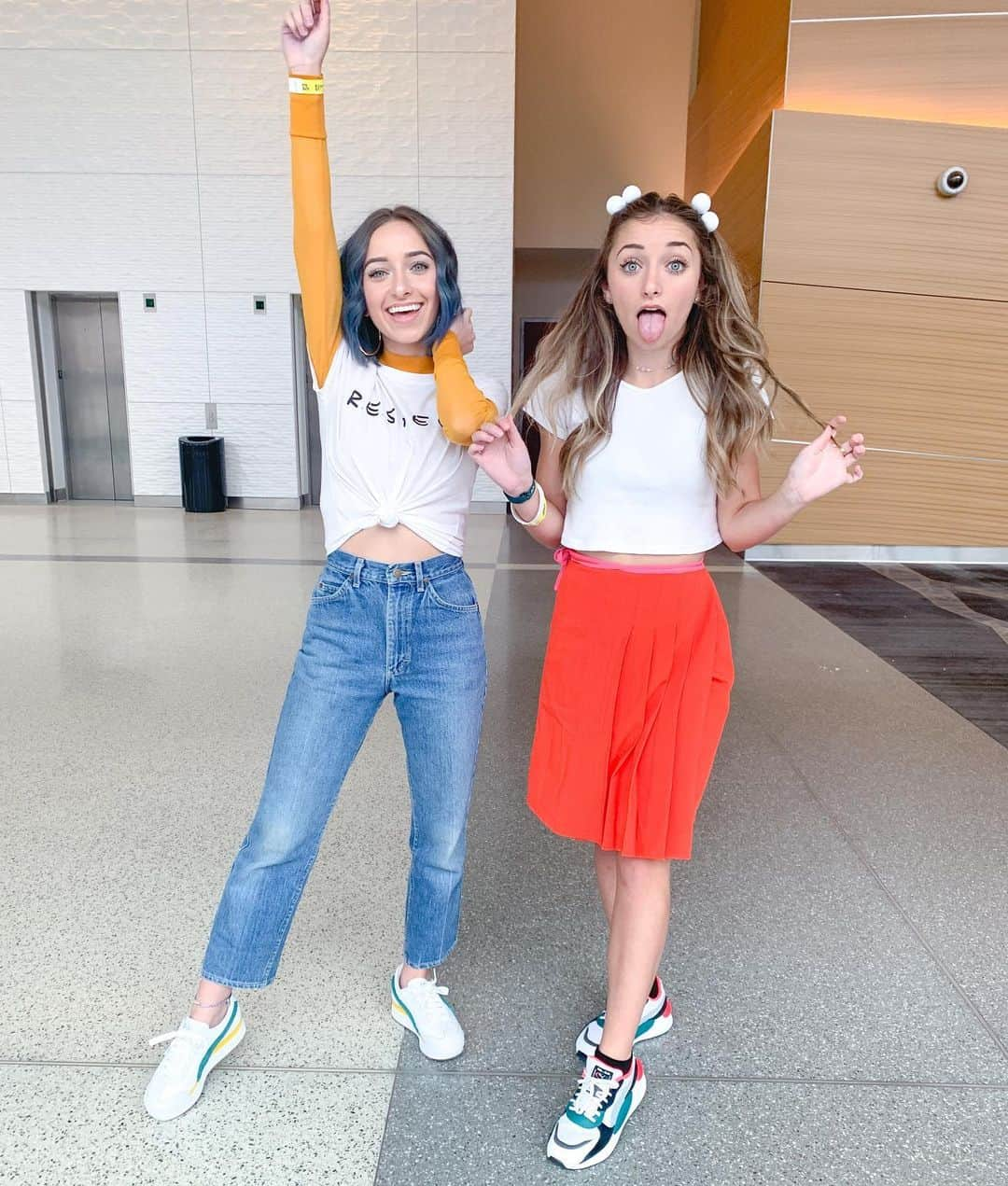 Brooklyn and Baileyさんのインスタグラム写真 - (Brooklyn and BaileyInstagram)「YOU GUYS comeeee meetttt usssss tomorrow @cvxlive from 11-1pm!! We haven’t had a meet and greet in Utah in a while and really want to see you guys❤️」9月21日 6時28分 - brooklynandbailey