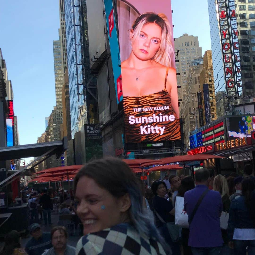 トーヴ・ローさんのインスタグラム写真 - (トーヴ・ローInstagram)「Didn’t think my head could get any bigger. THANK YOU @spotify for this surreal moment 😭🔥 #sunshinekitty IS OUT IN THE WORLD」9月21日 6時39分 - tovelo