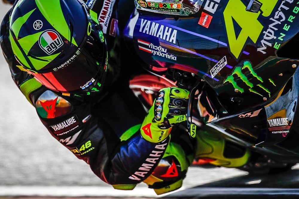 バレンティーノ・ロッシのインスタグラム：「Motorland de Aragon,Spain Friday,free practice Pic8 @yamahamotogp complete Team❤️ 📸 @falex79 @gigisoldano @jesusrobledo」