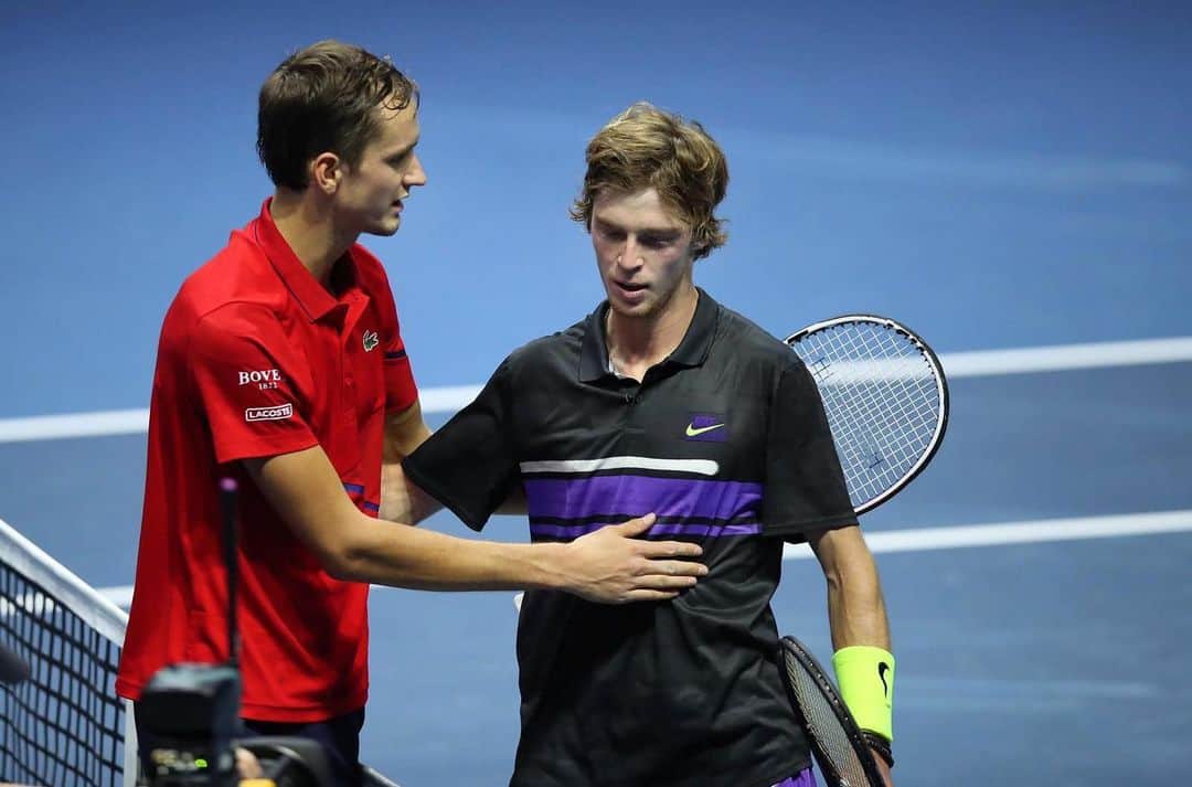 ダニール・メドベージェフのインスタグラム：「Great fight today against my good friend @andreyrublev 💪🏻🎾 @formula_tx // Крутой матч против моего хорошего друга @andreyrublev 💪🏻🎾 @formula_tx」