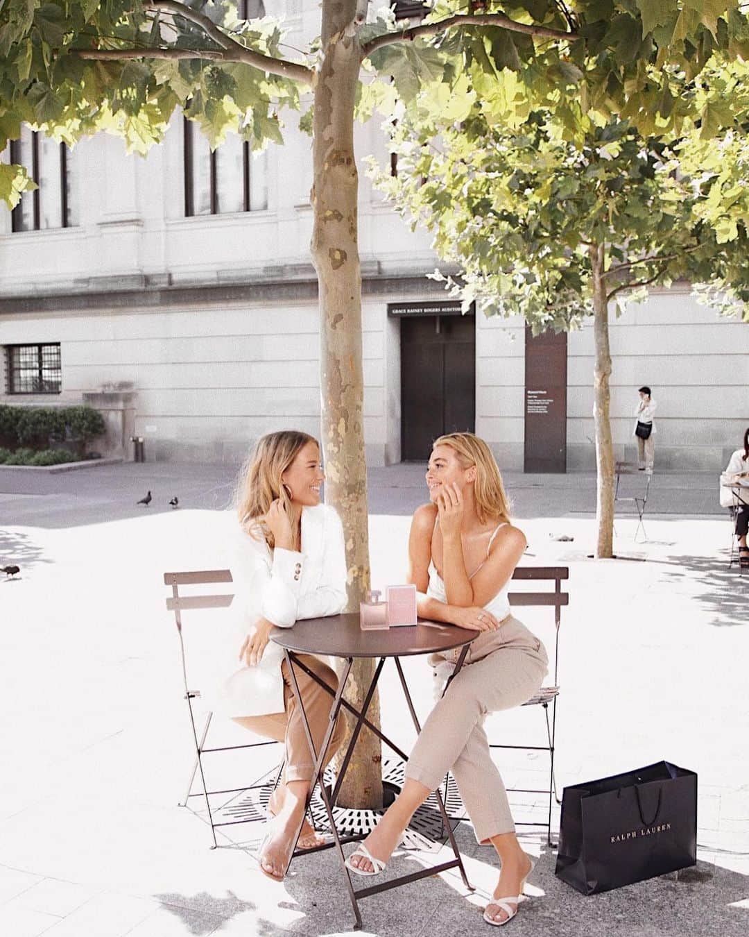 Kelsey Simoneのインスタグラム：「Had the most beautiful day in the city recently, and the @poloralphlauren Beyond Romance fragrance inspired me to have an extra special night out ✨ The Beyond Romance Fragrance is daring and elegant, with notes of Raspberry, Rose, and Vanilla! Try it for yourself and see how it inspires you to go beyond!  To see what we did, and how we spent our day, tap the link in my bio to watch! Beyond Romance is now available @Macys! #RLFPartner #ad  #BeyondRomance」