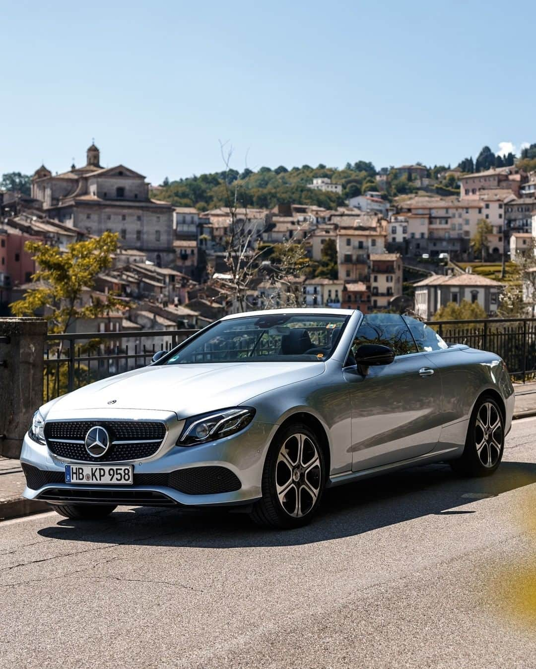 メルセデス・ベンツさんのインスタグラム写真 - (メルセデス・ベンツInstagram)「Open roof and fascinating views, who wants to go on a road trip through Italy now? #MercedesBenz #EClass #Cabriolet #MBCar #LaDolceVita 📸 @kenozache for #MBsocialcar」9月21日 6時55分 - mercedesbenz