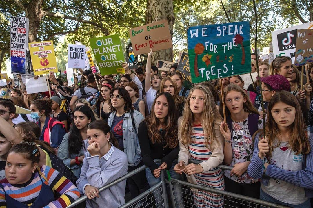 レニー・クラヴィッツさんのインスタグラム写真 - (レニー・クラヴィッツInstagram)「It’s their future! @gretathunberg  #SchoolStrike4Climate #FridaysForFuture」9月21日 7時13分 - lennykravitz