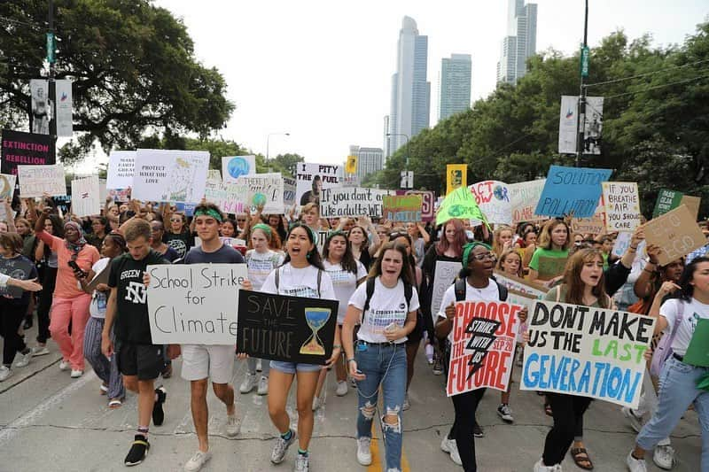 レニー・クラヴィッツさんのインスタグラム写真 - (レニー・クラヴィッツInstagram)「It’s their future! @gretathunberg  #SchoolStrike4Climate #FridaysForFuture」9月21日 7時13分 - lennykravitz