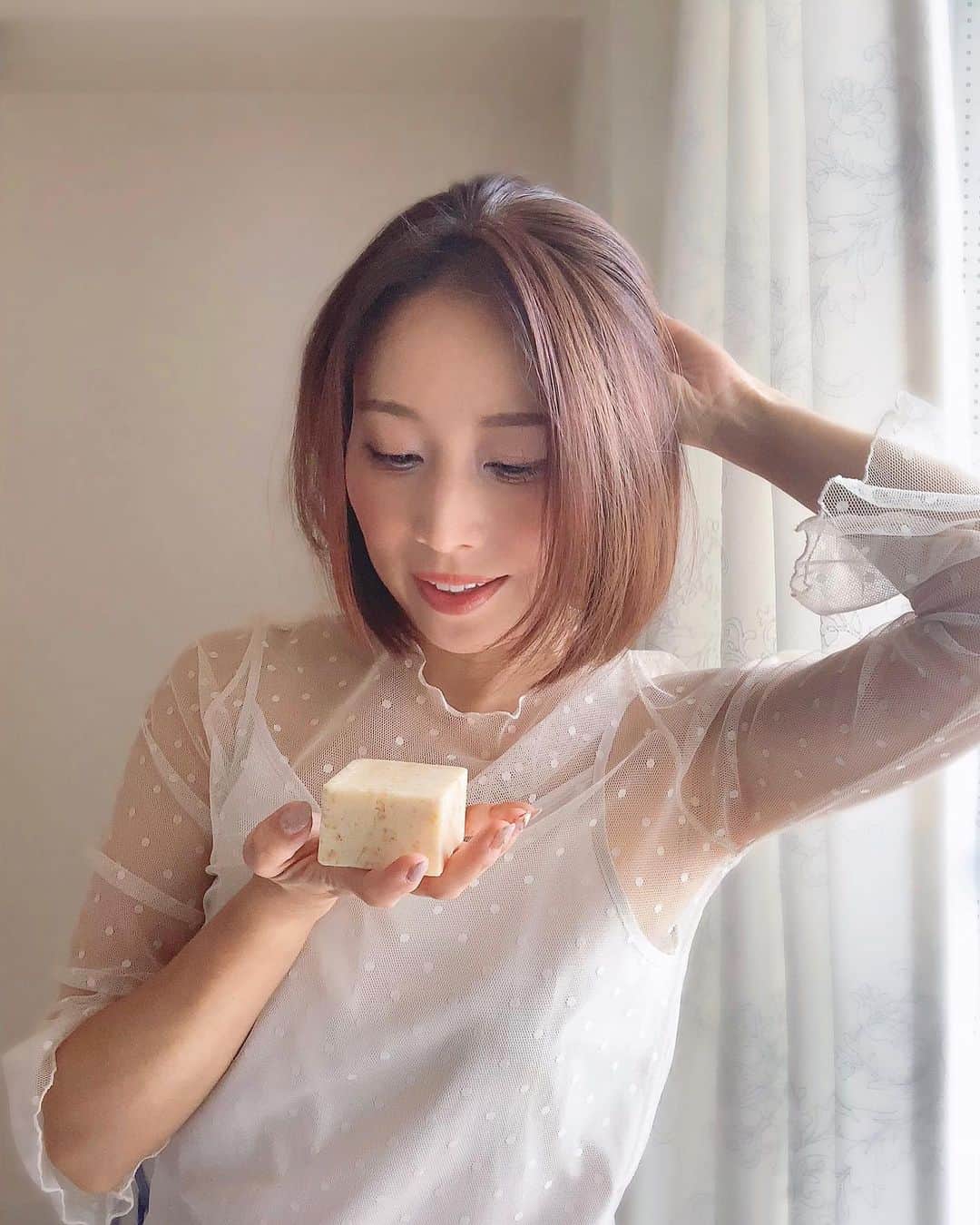 のインスタグラム：「ハイヒールLOVERS Ayako⁑  インスタライブ配信などでもいつもシャンプーの質問をたくさんありがとう🧴  髪の状態や気分、季節に合わせて色々と使い分けているよ  これ美味しそうだけど、固形のシャンプーとトリートメント、笑 前から気になってて新たにエティークを使い始めてみたの✨ @ethicame.official すごーくナチュラルな香りに癒される 泡立ちも良くてスルスルと洗いやすい！ 最近キウイ食べるのにもハマってて、エティークもキウイをチョイス🥝  #エティーク #ナチュラルコスメ #シャンプー #固形シャンプー #頭皮ケア #ethique #エシカミー #プラスチックフリー #pr #ハイヒールLOVERS #宮田綾子 #ヘアケア #髪 #美髪 #ボブヘア #40代髪型 #自然派 #エコ」
