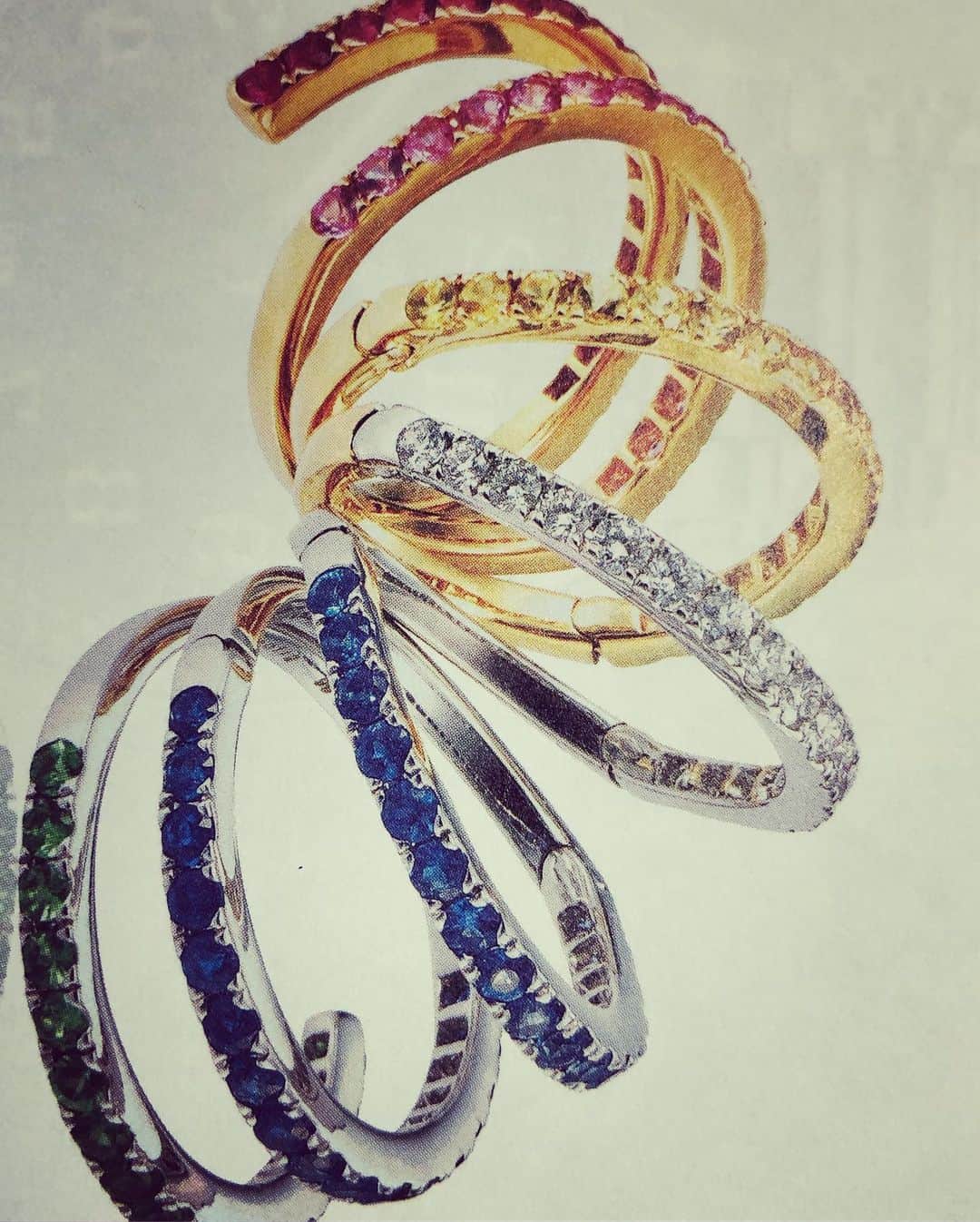 松浦美穂さんのインスタグラム写真 - (松浦美穂Instagram)「「chronos Femme」  No46  rena senba→mihoko sakaiからのバトンを受けて… 最近のお気に入りをご紹介させていただきました。  先ずは…基本形は3つ。 母の形見の24金のネックレスと指輪。そしてエルメスのプラチナの結婚指輪。  そこに、今の気分を足していきます。  ここ最近、ずっと気に入って付けているRobinson Pelham(ロビンソン.ペラム)と、RedLine4本。 そして今年、遊びゴゴロいっぱいのBijou de Mと出会って…他人と被らないジュエリー派としてはたまらない！  ジュエリーを身につける時、必ず自分のカラダとココロに聞いてみます。 基本形に母の形見と結婚指輪があるので、そこは安定！グランディングされているので… エネルギーのブレを感じさせないダイヤの圧倒的な高揚感と、その時々の…ココロとカラダに馴染む石を選んでいます。 「石」も大好きで…浄化作用の強い水晶も含め、天然石にはその都度その都度お世話になったり… 天然石の持つその力をいつも尊重しながら…  だからこそ最近のお気に入りは、誕生石のトパーズ、ルビー、サファイア、ガーネット、ラピスラズリ…  #クロノスファム #ジュエリー #ロビンソンペラム #ビジュードエム #redline #ファッション #天然石 #ダイヤモンド #純金 #ルビー #トパーズ #サファイア #グリーンガーネット #ラピスラズリ #クリスタル」9月21日 7時27分 - twiggy_mihomatsuura