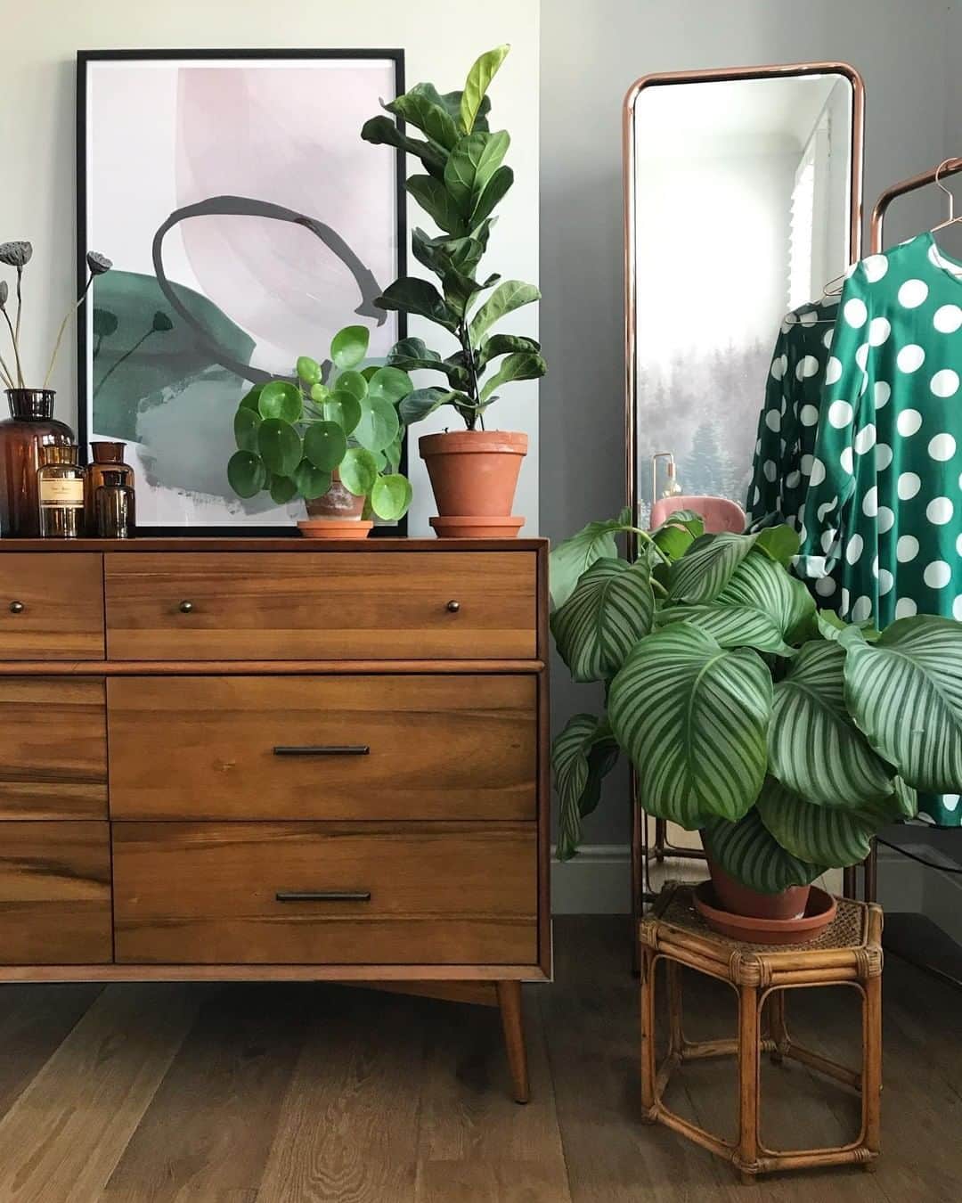 west elmさんのインスタグラム写真 - (west elmInstagram)「Bring your wardrobe to life with the @fairtradecertified Mid-Century 6-Drawer Dresser (and allllll the plants 🌱) Thanks for sharing, @bambetleblog! #FairTradeFriday #fairtrade #midcenturymodern」9月21日 7時34分 - westelm