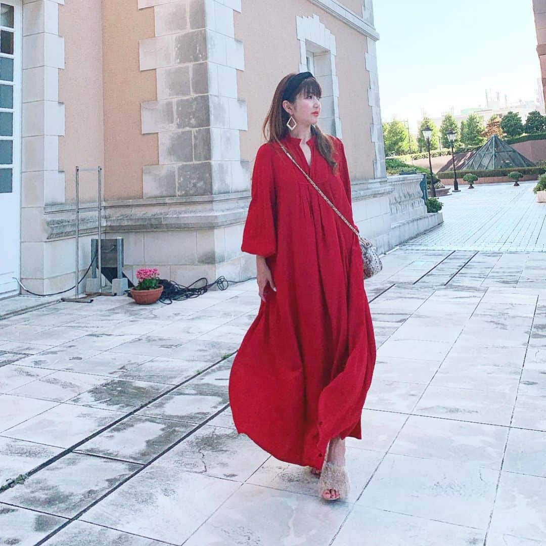 のインスタグラム：「❤️❤️❤️ ・ ☀Good Мorning☀ とうとう秋の花粉が始まったかも🤧 三連休は人と会うのに鼻が真っ赤👺‪𐤔‪𐤔 ・ ・ ・ 先日の恵比寿ランチ🍝🍴💕 #coordinate @reedit_official ✔ この前の花柄と同タイプ🌹✨ 安田美沙子ちゃんコラボのワンピース どっちも可愛くてお気に入り❤ 風が強くて写真撮るの苦戦😭 ・ ・ ファーサンダル履くタイミングって難しい そろそろ裸足も寒いな🤣 👡 @discoat_official ・ ・ ・ ・ ・ #reedit#リエディ#リエディスタ  #コーデ#ファッション #きれいめコーデ#着回しコーデ#きれいめカジュアル#大人カジュアル #ワンピース#ドレス#赤#大人可愛い#大人女子 #おしゃれさんと繋がりたい #服好きな人と繋がりたい#恵比寿#恵比寿ガーデンプレイス#カフェ#カフェ巡り #景色#風景#フォトジェニック#ポートレート ✩ ⋆ ✩ ⋆ ✩ ⋆ ✩ ⋆ ✩﻿ ⋆ ✩ ⋆ ✩﻿ 見てくださった方 (*´︶`*)♡Thanks!💙💙💙💙💙」