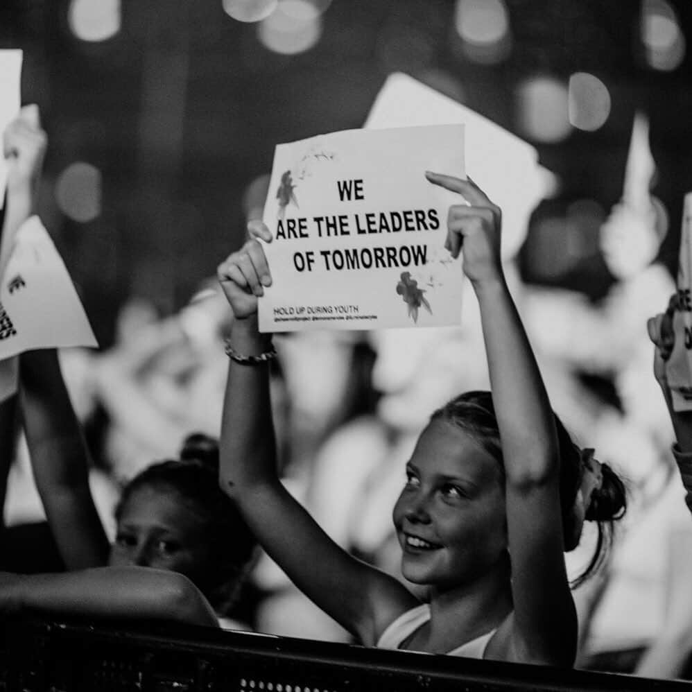 ショーン・メンデスさんのインスタグラム写真 - (ショーン・メンデスInstagram)「Together we can and will change the future of our planet. #ClimateStrike starts today x globalclimatestrike.net」9月21日 7時37分 - shawnmendes