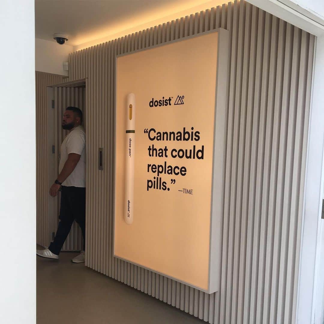 小西美穂のインスタグラム：「カリフォルニアでは2018年から﻿ 嗜好用の大麻も合法化。 日本の代官山みたいなオシャレな通りで﻿ こんなにスタイリッシュな形で、﻿ 大麻が販売されていて驚きました。﻿ ﻿ 「Cannabis（大麻）はpills（薬）に置き代えられる」﻿ との広告コピー。﻿ ﻿ 手軽に手に入る一方で、﻿ ほかの危険薬物へのゲートウェイ（入り口）に﻿ ならないか懸念がありますね。﻿ ﻿ #abbotkinney #california #losangeles」