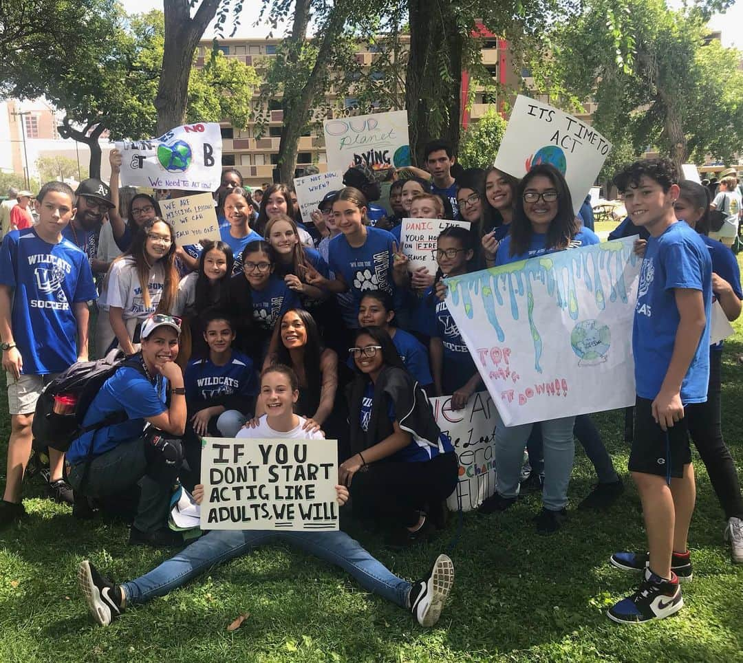 ロザリオ・ドーソンさんのインスタグラム写真 - (ロザリオ・ドーソンInstagram)「Your passion, dedication and creativity challenges, moves and inspires. Go Wildcats! #CLIMATESTRIKE #GLOBALCLIMATESTRIKE Human Change Not Climate Change @abqclimateawareness @erika.a.eaton @mayorkeller」9月21日 7時57分 - rosariodawson