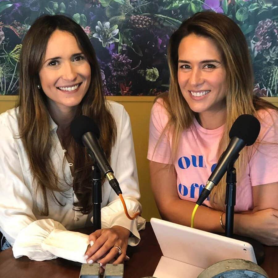 Erika De La Vegaさんのインスタグラム写真 - (Erika De La VegaInstagram)「🎙 NUEVO EPISODIO #EnDefensaPropia 🎙  Hoy converso con Alexandra Esteve (@AlexEsteve), una mujer que decidió cambiar la manera de comprar y vender carros en los Estados Unidos.  Aunque viene de una familia que se ha dedicado al negocio por generaciones, ella decidió crear una plataforma llamada @carbuckets donde se puede comprar o arrendar un carro on-line, sin tener que pisar un concesionario y pasar un día firmando papeles y además, ofrece el mejor precio del mercado en todos los Estados Unidos. En esta conversa, Alex me cuenta el reto de cambiar un negocio que es manejado principalmente por hombres, cómo los obstáculos los fue convirtiendo en oportunidades, y cómo aprendió a no hacerse la víctima ante nada ni nadie.  Aquí les dejo a @AlexEsteve #EnDefensaPropia  DESLIZA PARA MÁS INFO ➡️ Escucha el episodio en todas las plataformas de audio #Spotify #iTunes #ivoox #GooglePodcast y velo en mi canal de #Youtube (link en la bio)  Producción: @pelicarmona Edición: @aemorantes Música original: @epararrayos Espacios: @wework  #ErikaDeLaVega #Podcast #PodcastEnEspañol #Miami #CarBuckets」9月21日 8時00分 - erikadlvoficial