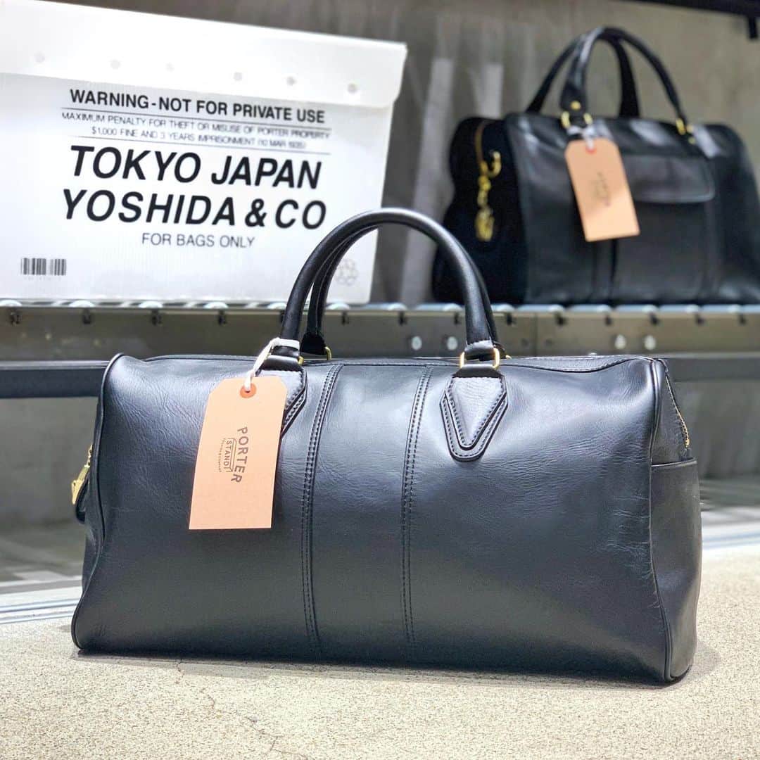 のインスタグラム：「『PORTER STAND TOKYO STATION』  おはようございます。 本日は、ご好評いただいている「ポーター バロン」シリーズよりボストンバッグをご紹介いたします。  1968年に発表され、現在継続しているなかで最も歴史が長いシリーズです。肉厚で柔らかいレザーを使用したバッグは、クラシックで上品なデザインが魅力。発売から半世紀経つ今もなお吉田カバンを代表するシリーズです。  本日ご紹介するボストンバッグは、二泊三日のショートトリップに適したサイズとなっています。  是非店頭でお手にとってご覧ください。  ポーター バロン ボストンバッグ ￥42,500（税別)  #yoshidakaban #porter #吉田カバン #ポーター #luggagelabel #porteryoshida #porterflagshipstore #kurachikabyporter #porterseoul #potr #madeinjapan #japan #porterstand #shinagawa #tokyo #station #baron #classic #1968 #travel trip #bostonbag #black」