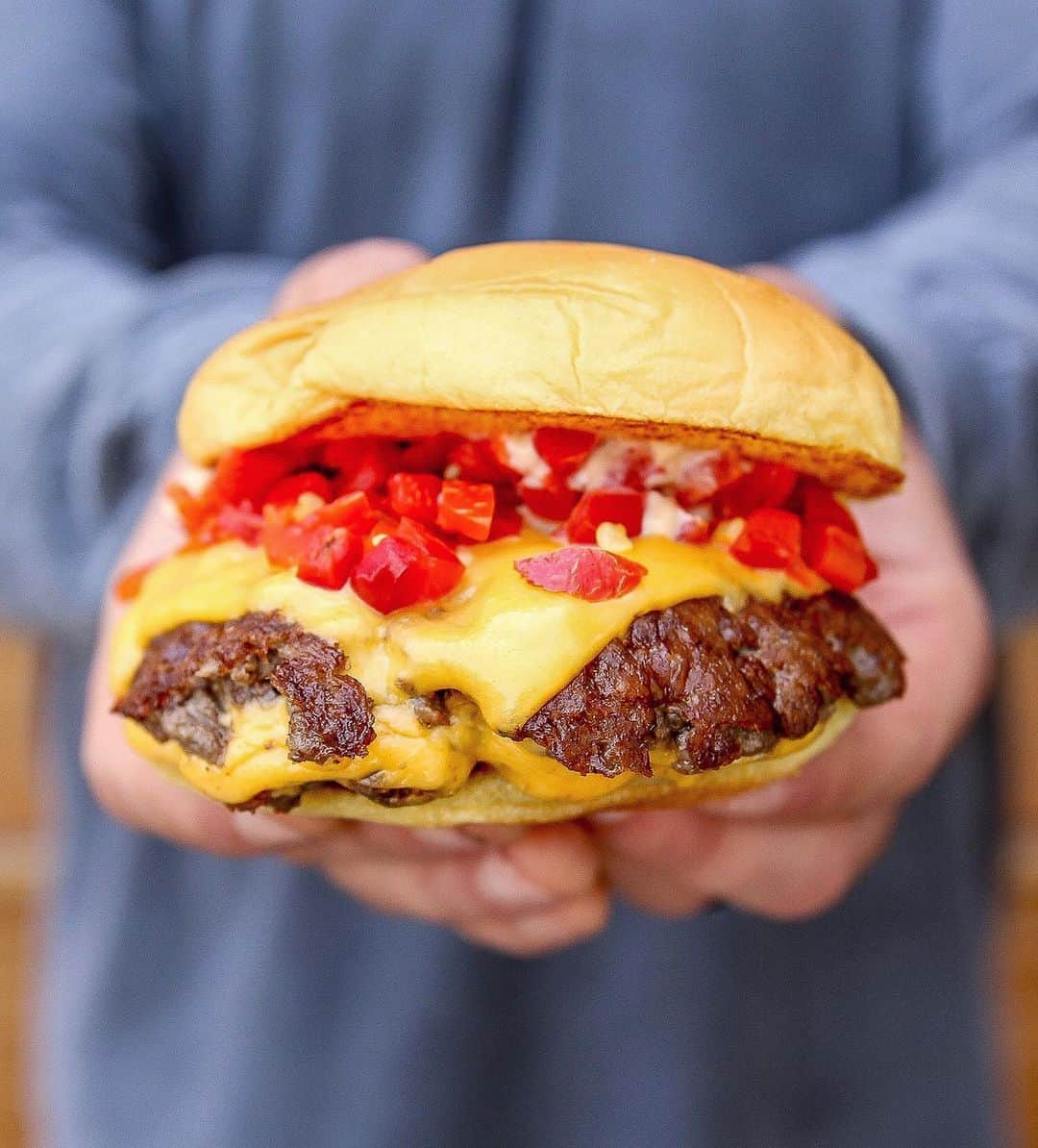 SHAKE SHACKさんのインスタグラム写真 - (SHAKE SHACKInstagram)「Talk about a smokeshow. 🔥 #shakeshack」9月21日 8時10分 - shakeshack