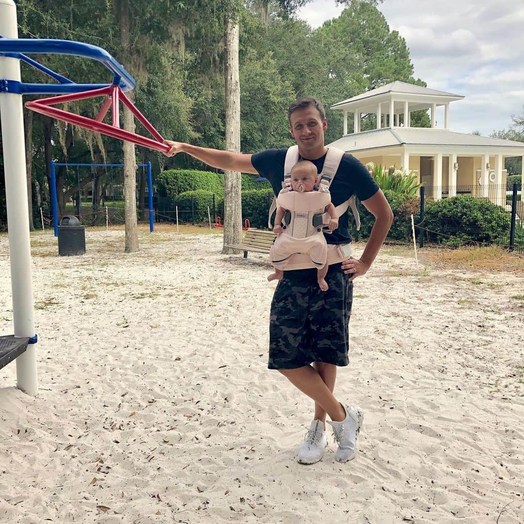 ライアン・ロクテさんのインスタグラム写真 - (ライアン・ロクテInstagram)「I love dad life! Need a different color baby carrier though! #dadlife #fitsme #LRL #daddysgirl」9月21日 8時17分 - ryanlochte