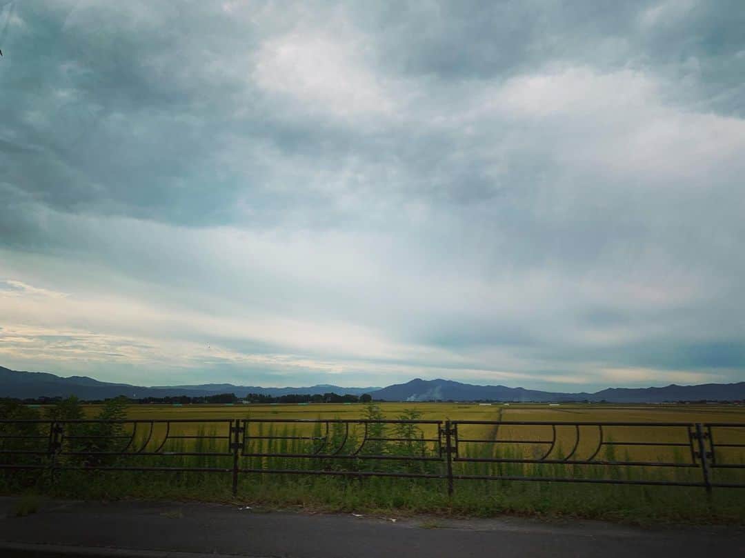 小柳ゆきのインスタグラム：「山形県鶴岡にやってきました！ お米は刈り取られた後でした！ . . 本日は鶴岡エスモールーにてリリイベです🙂 ・12時〜 ・15時〜  の2回し！！ とんでもなくお久しぶりな山形でのパフォーマンス楽しみにです✨ お近くの方は遊びにきてね💕 . .  https://happy-s-mall.com/news/2204/」