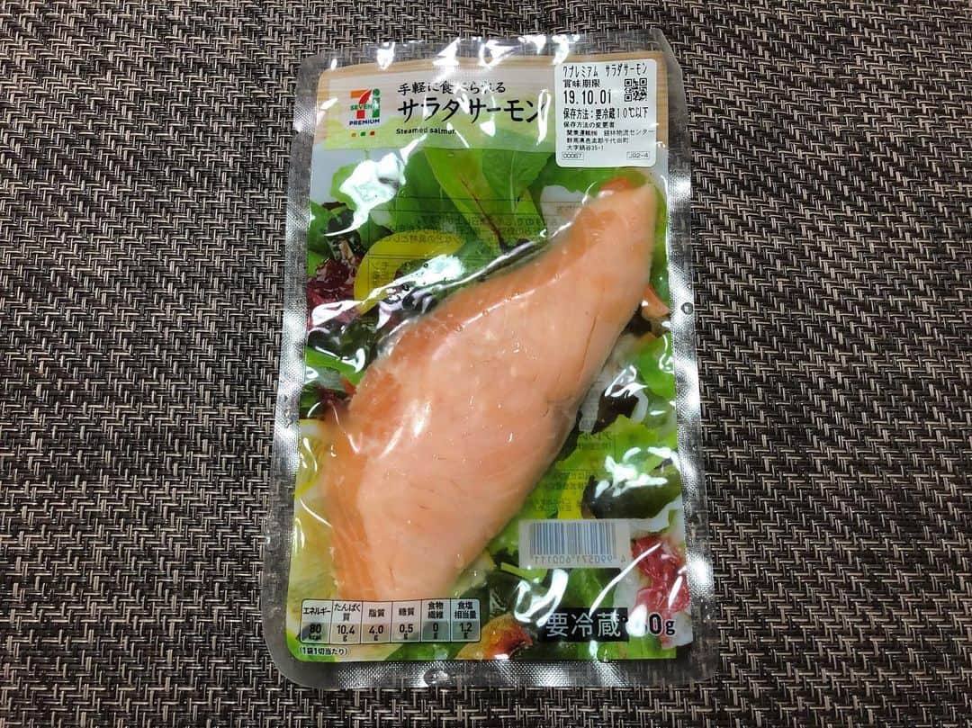 のインスタグラム：「#パーソナルトレーナーの食事 #低糖質トレーナー . ママにおススメされた サラダサーモンがうまい😋💕 オイリーでスモークっぽい香りがした⭕️ . ただタンパク質が10gしか摂れないから 追加でタンパク質を食べなきゃいけないもんで おなぱんでした。笑 . チートデーまでもう少し‼️ 今日は美容dayなのでまつ毛&美容院💇🏽‍♀️ いってきまーす🍁 . #上越YG #パーソナルトレーナー #筋肉女子 #トレーニング女子 #ケトジェニックライフ #ケトジェニックダイエット #ボディメイク #フィットネス #ダイエット #トレーニング #ワークアウト #低糖質高タンパク #低糖質ダイエット #低糖質 #ローカーボ #ロカボ食品 #ロカボ #低糖質ごはん #糖質オフ #パーソナルトレーナーの生活 #トレーニングジム #パーソナルトレーニング #プライベートジム #パーソナルトレーニングジム #ビーチバレー選手 #バレーボール選手」