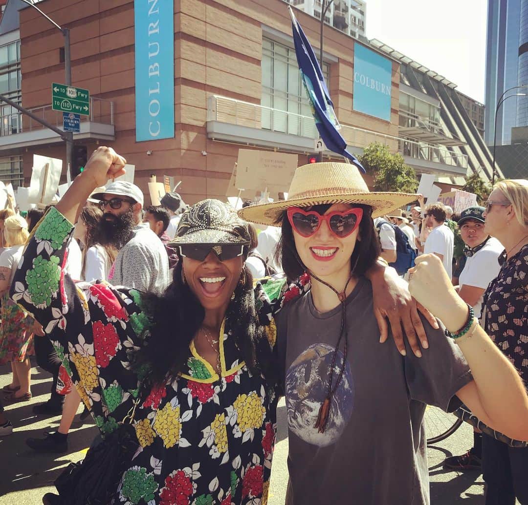 Karen Oさんのインスタグラム写真 - (Karen OInstagram)「Inspiring to follow the youth through the streets of DTLA as they lead the way for the most important cause of our time! Me and @santigold , a couple of moms marching with our kids in our hearts and their future on our mind 💚💚💚 #climatestrike」9月21日 8時46分 - ko
