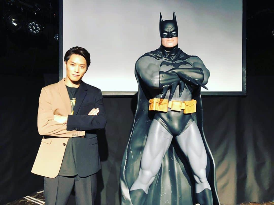 鈴木伸之さんのインスタグラム写真 - (鈴木伸之Instagram)「バットマン80周年 渋谷プロジェクトに 参加させていただきました‼️ 世界的作品”BATMAN”に こうした形で関わらせていただき感謝です😊🙏 そしてそのバットマンを描かれているジムリーさんともお話しをさせてもらいました‼︎✨ 大変貴重な時間になりましたー😌‼︎ #BATMAN #80周年 #DCコミックス」9月21日 8時53分 - nobuyuki_suzuki_official