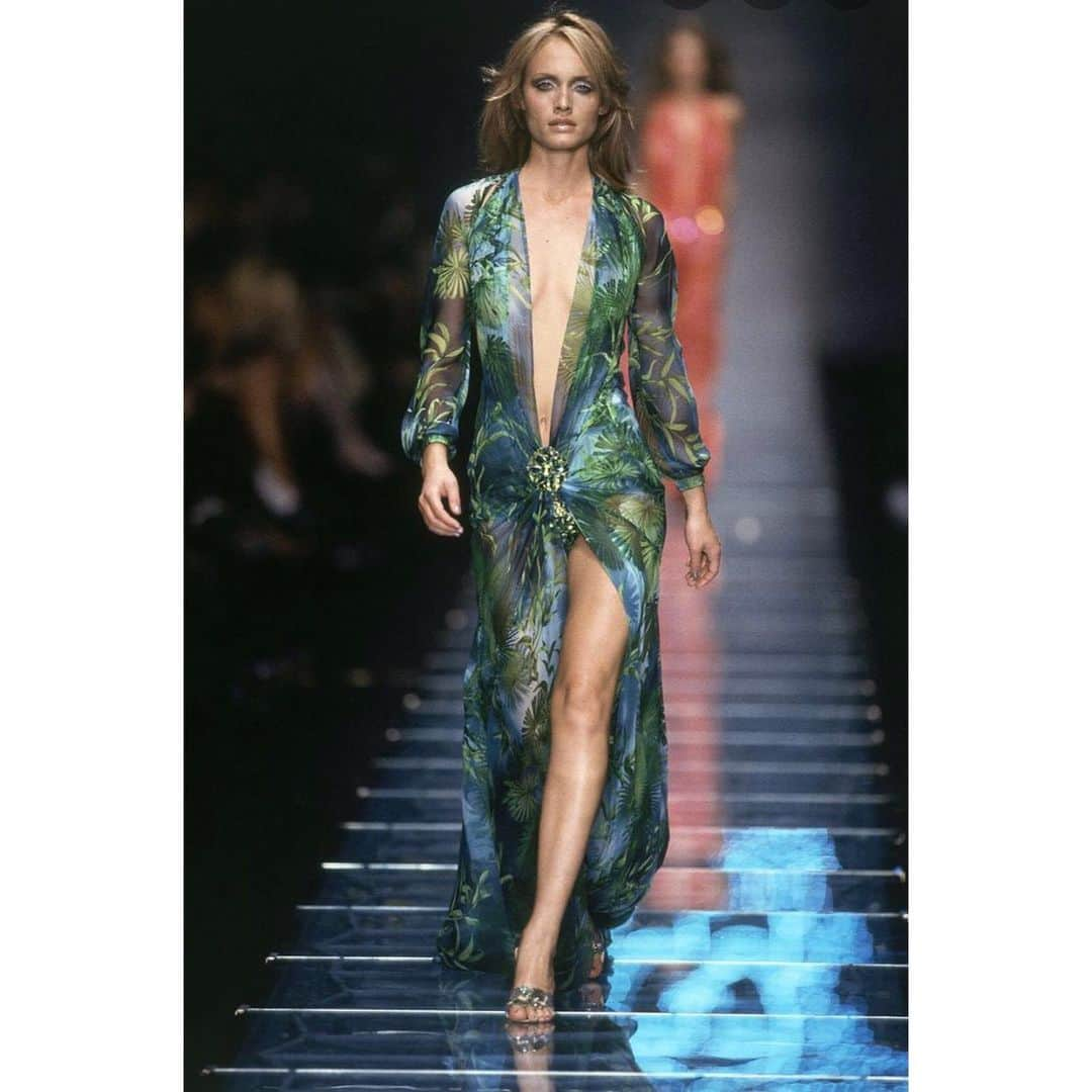 アンバー・ヴァレッタさんのインスタグラム写真 - (アンバー・ヴァレッタInstagram)「THE JUNGLE DRESS. @donatella_versace designed it. I modeled it. @jlo broke the internet in it and the rest is fashion history. @versace #versace」9月21日 8時57分 - ambervalletta