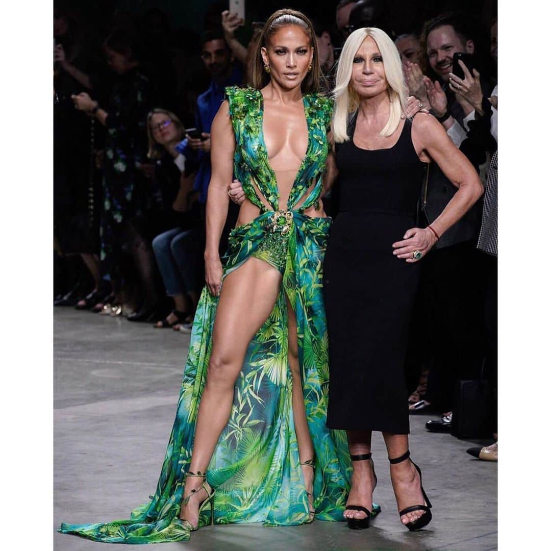 アンバー・ヴァレッタさんのインスタグラム写真 - (アンバー・ヴァレッタInstagram)「THE JUNGLE DRESS. @donatella_versace designed it. I modeled it. @jlo broke the internet in it and the rest is fashion history. @versace #versace」9月21日 8時57分 - ambervalletta