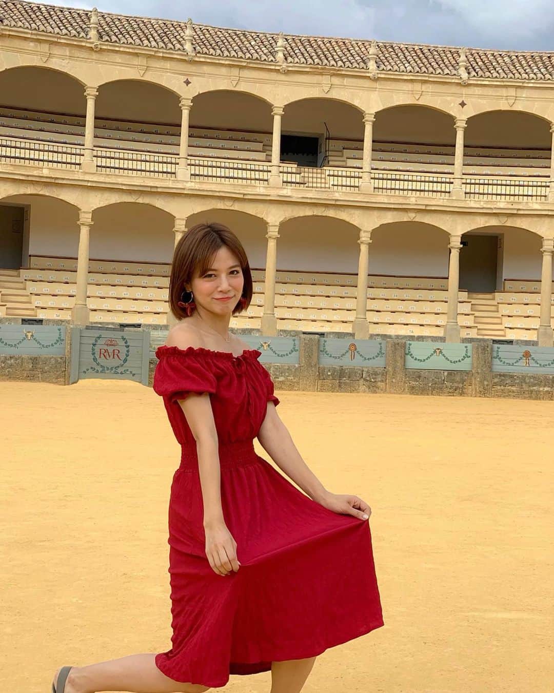 石井里奈さんのインスタグラム写真 - (石井里奈Instagram)「おはよん🌞 . 今朝はスペイン編🥘最終回🇪🇸 さてさて、ここはどこでしょう？？🥺 . ここは最古の闘牛所、ロンダ闘牛場🐮 . 闘牛場って初めて来たけれど、とっても広くてびっくり🤭‼️ . 闘牛といえばやっぱり赤！と思って赤のドレスで、闘牛ごっこ😛😛笑 . 思いっきりはしゃげるのも海外旅行の醍醐味のひとつ🤣🤣 . おなつとはしゃいでめちゃくちゃたのしかったよ😘😘✨ . 昨日はラグビー勝ちましたね😘❣️ . 今日は一日撮影頑張ってきます🍎 お休みもらってた分しばらく頑張り時❣️ . 皆さんの一日が、今日もステキな一日になりますように💕 . #ronda #ロンダ闘牛場 #ロンダ #spain #スペイン #スペイン旅行 #スペイン観光 #闘牛場 #闘牛 #海外旅行 #絶景 #建築 #歴史 #レキジョ #bullfight #bullring #plazadetoros #corridadetoros #タビジョ #旅行 #旅行好き #travel #trip #red #赤 #情熱 #reddress #女子旅 #happy #smile」9月21日 9時06分 - ri7tin1025