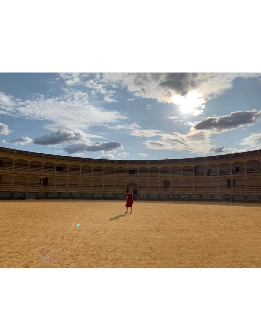 石井里奈さんのインスタグラム写真 - (石井里奈Instagram)「おはよん🌞 . 今朝はスペイン編🥘最終回🇪🇸 さてさて、ここはどこでしょう？？🥺 . ここは最古の闘牛所、ロンダ闘牛場🐮 . 闘牛場って初めて来たけれど、とっても広くてびっくり🤭‼️ . 闘牛といえばやっぱり赤！と思って赤のドレスで、闘牛ごっこ😛😛笑 . 思いっきりはしゃげるのも海外旅行の醍醐味のひとつ🤣🤣 . おなつとはしゃいでめちゃくちゃたのしかったよ😘😘✨ . 昨日はラグビー勝ちましたね😘❣️ . 今日は一日撮影頑張ってきます🍎 お休みもらってた分しばらく頑張り時❣️ . 皆さんの一日が、今日もステキな一日になりますように💕 . #ronda #ロンダ闘牛場 #ロンダ #spain #スペイン #スペイン旅行 #スペイン観光 #闘牛場 #闘牛 #海外旅行 #絶景 #建築 #歴史 #レキジョ #bullfight #bullring #plazadetoros #corridadetoros #タビジョ #旅行 #旅行好き #travel #trip #red #赤 #情熱 #reddress #女子旅 #happy #smile」9月21日 9時06分 - ri7tin1025