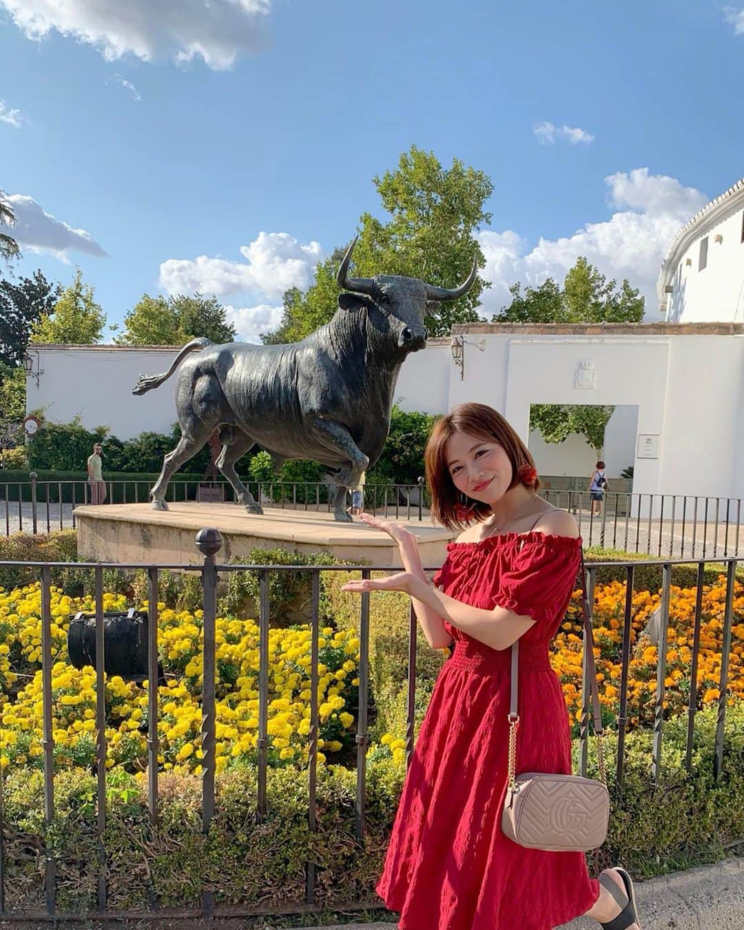 石井里奈さんのインスタグラム写真 - (石井里奈Instagram)「おはよん🌞 . 今朝はスペイン編🥘最終回🇪🇸 さてさて、ここはどこでしょう？？🥺 . ここは最古の闘牛所、ロンダ闘牛場🐮 . 闘牛場って初めて来たけれど、とっても広くてびっくり🤭‼️ . 闘牛といえばやっぱり赤！と思って赤のドレスで、闘牛ごっこ😛😛笑 . 思いっきりはしゃげるのも海外旅行の醍醐味のひとつ🤣🤣 . おなつとはしゃいでめちゃくちゃたのしかったよ😘😘✨ . 昨日はラグビー勝ちましたね😘❣️ . 今日は一日撮影頑張ってきます🍎 お休みもらってた分しばらく頑張り時❣️ . 皆さんの一日が、今日もステキな一日になりますように💕 . #ronda #ロンダ闘牛場 #ロンダ #spain #スペイン #スペイン旅行 #スペイン観光 #闘牛場 #闘牛 #海外旅行 #絶景 #建築 #歴史 #レキジョ #bullfight #bullring #plazadetoros #corridadetoros #タビジョ #旅行 #旅行好き #travel #trip #red #赤 #情熱 #reddress #女子旅 #happy #smile」9月21日 9時06分 - ri7tin1025