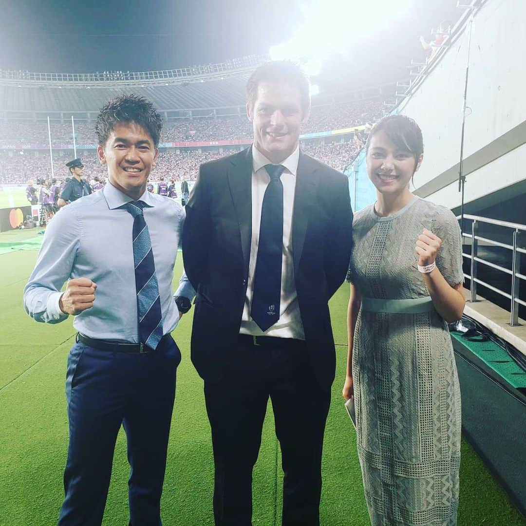 武井壮さんのインスタグラム写真 - (武井壮Instagram)「ラグビーレジェンド リッチー・マコウ！！ #richiemccaw #rugbyworldcup  #allblacks  #ラグビーワールドカップ二連覇はやばい #ラグビー界の伝説だし倒しにくい #打撃にも強いし痛みにも屈しないしタックルヤバすぎる #でもまあ弱点が無いわけじゃない #ラガーマンはラグビーボール落とすとすぐ拾おうとするから #ポロっと足元にボール落として拾おうとして頭下がったたとこにヒザ #だけど、ヒザ入ってもすぐ立ち上がってくる場面よく見る #やっぱそれだけじゃ効かねえから #ユニフォーム洗濯すっとき #強烈な漂白剤いれて #オールブラックのユニフォームオールホワイトにして #試合出さないパターンかなあ #いやいい加減倒すのやめて #仲良くなってラグビー教わって #ラグビーのマスターズの試合に備えるって手もある #大畑大介と11番と14番でマコウのタックル躱しつつ攻めて勝ちたい」9月21日 9時07分 - sosotakei