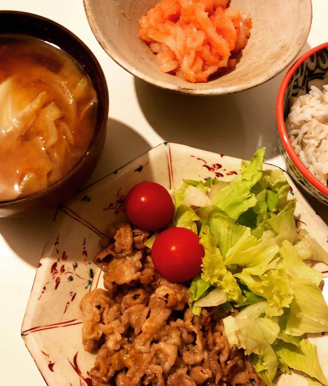 のインスタグラム：「いづみちゃんにヤムナやってもらった日は、私たちはピザを食べに行ったので、パパだけ軽く家ご飯( ^ω^ )  豚肉を塩麹でもんでおいて、さっと焼いてネギ味噌和えです(≧∀≦) お弁当用に作っておいたネギ味噌のあまりね（笑）  あとは味噌汁と、イカの残りを明太子で和えてイカ明太！！ 間違いなくご飯が進むね！（笑）  そして私は家に帰ってから、息子殿の学園祭に提出する手作りアクセサリーでブレスレットを製作。 作ってたら姫が自分のも欲しいというので、結局お友達の分と4本作ったよ（笑）  そんなわけで休憩は成城アルプスのモカロール！！ 中のバタークリームとスポンジのバランスが絶妙！！ 冷蔵庫で少し硬くなったバタークリームが、バター好きにはたまらん（笑）  やっぱり疲れた時は甘いものですな( ^ω^ )  #甘糟ご飯#ご飯#家ご飯#残り物#成城アルプス#モカロール#ブレスレット#パワーストーン#ペルメ#japanesefood #japanese#japanesestyle」