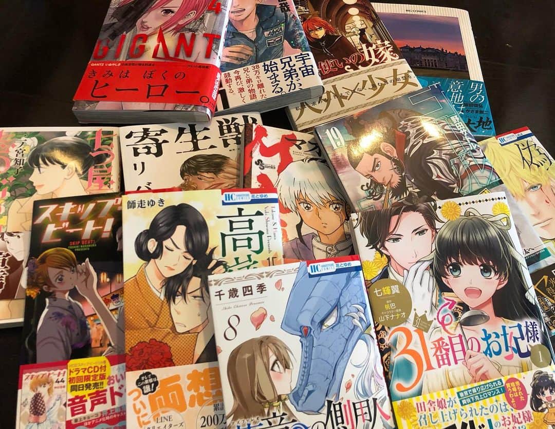 のインスタグラム：「そういえば、こないだどんな漫画読んでるの？と聞かれたんだけど、あまりにバラバラに色んなの読んでていつもうまく答えられません（笑）  今お風呂場に読むように置いてある新刊達はこんなのだけど、、、 こんなのが新刊出るとどんどんお風呂場に置かれていく感じかな（笑）  篠原千絵先生の夢の雫、黄金の鳥籠の新刊とアシガールの新刊と浦沢直樹先生のあさドラの新刊が今のところ待ち遠しい( ^ω^ )  あと、31番目のお妃様も早く読みたい！  キャンディキャンディのいがらしゆみこ先生のエレクトラもドロドロしてて続きが気になる（笑）  その時その時に本屋の新刊チェックしないと、正直自分が何を読んでるのか覚えて無いんだよね（笑）  とりあえず少年ジャンプは毎週買ってます！  漫画はお風呂のお供で癒し！老眼になってもこれだけはメガネかけて読んでます（笑）  おまけで2枚目はオリックスの株主優待でもらったビール！  すごく立派なのきた〜(*≧∀≦*) #漫画#漫画好き#癒し#半身浴の友#趣味#昔漫画家になりたかった#イラストサークルも入ってた#株主優待#オリックス株主優待#baeren」