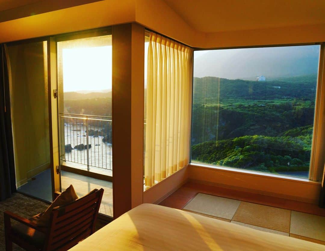 小林希さんのインスタグラム写真 - (小林希Instagram)「海と山を同時に感じる 屋久島のホテル。 夕陽が落ちていって とっても美しかった。 ここに、ずっといられるなー と、思えるほど、 刻々景色は色味が変わっていって ステキでした✨  #travel#旅#国内旅行#小林希#旅行#旅好きな人と繋がりたい #旅行 #japan #島#島旅#離島#屋久島#yakushima #鹿児島#kagoshima #大隅諸島#ホテル」9月21日 9時22分 - nozokoneko