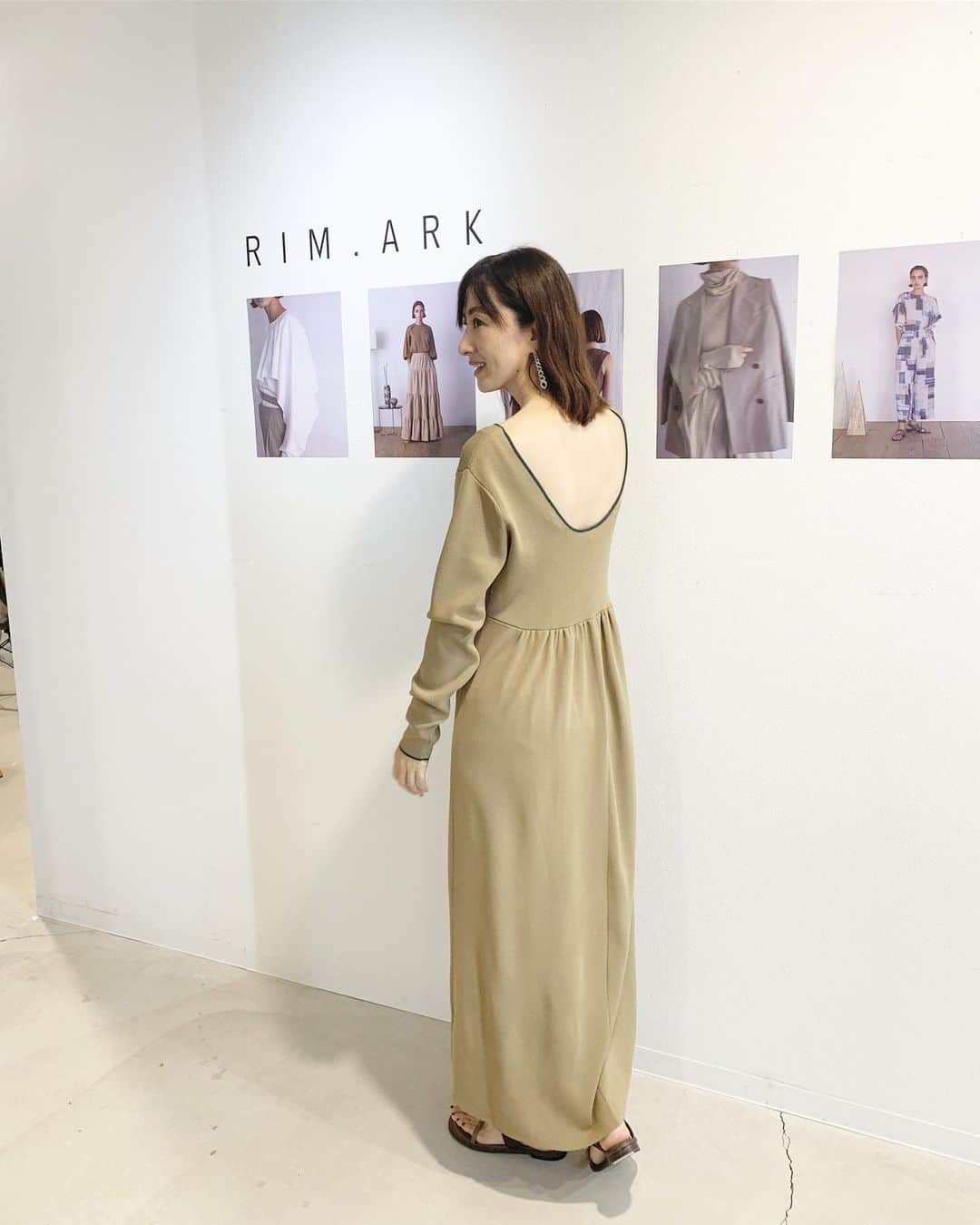 前田ゆかのインスタグラム：「背中を大きく開けた女性らしいニットワンピース！  カラダの体型ひろわずにロング丈。 すっきりと着こなせて軽いタッチが気に入りました！ 縁取りのグリーンがまたいい。 @rim.ark  #リムアーク sscollection。  来年夏のリゾートサンダルにワンピースオーダー！ シンプルで季節を超えて着れそうな服。  @kyokomuto0628 さんと一緒に行ってきました！ #RIMARK#リムアーク#ワンピース#2020sscollection」