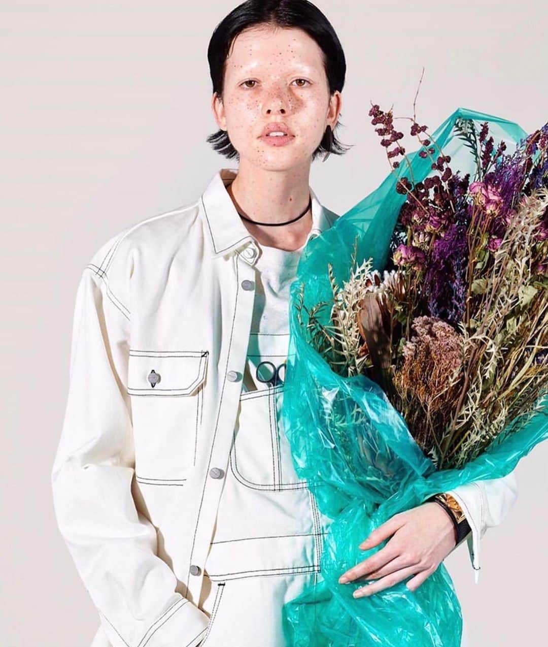 のインスタグラム：「#Repost @edenworks_ with @make_repost ・・・ FW19 Carhartt WIP for latest issue of Silver Magazine #5 Autumn 2019﻿  #edenworks は、フラワーショップスタッフの花束を担当しました。 #Repost @carharttwip_jp ・・・ @silvermag.jp﻿ FW19 Carhartt WIP for latest issue of Silver Magazine #5 Autumn 2019﻿ ﻿ ﻿ ﻿Photo  @tajjiemax﻿ Styling  @toshiotakeda﻿ Hair  @hair.kanada﻿ Make-up  @shinji_konishi﻿ Flower  @megumishinozaki﻿ Model  Mate  Suzi  Dil  Ousmane  Walter  Yousef  Kayon  Alaas  Dom  Lucas  Angle ﻿ Edit  @takuyachiba  @satorukomura﻿ ﻿ ﻿  #silver #silvermagazine #carharttwip」