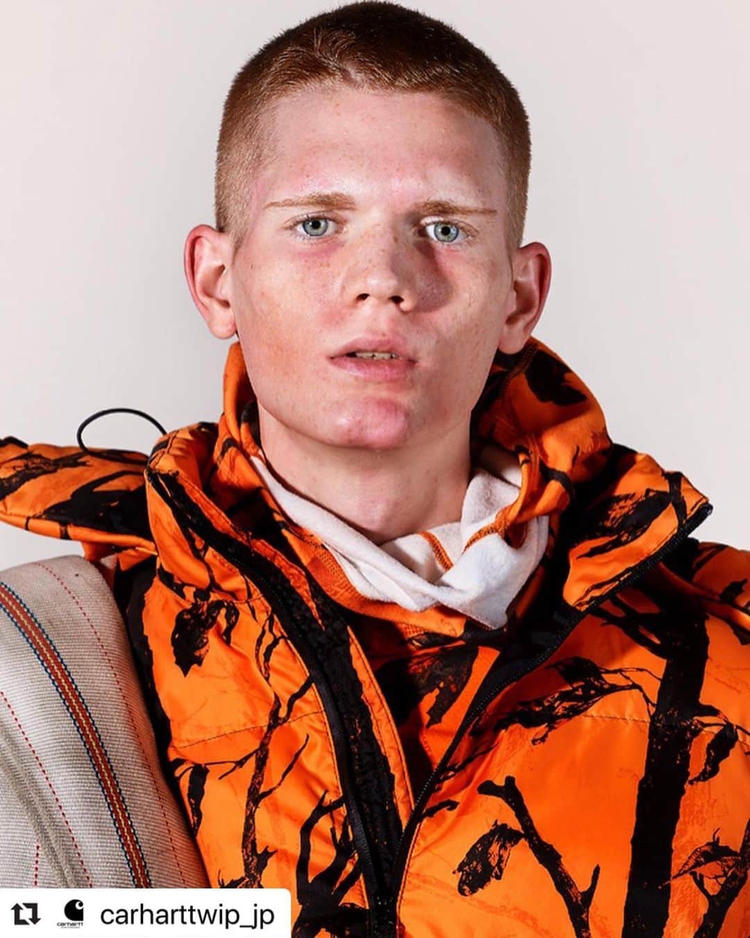 のインスタグラム：「#Repost @carharttwip_jp with @make_repost ・・・ @silvermag.jp﻿ FW19 Carhartt WIP for latest issue of Silver Magazine #5 Autumn 2019﻿ ﻿ ﻿ ﻿Photo  @tajjiemax﻿ Styling  @toshiotakeda﻿ Hair  @hair.kanada﻿ Make-up  @shinji_konishi﻿ Flower  @megumishinozaki﻿ Model  Mate  Suzi  Dil  Ousmane  Walter  Yousef  Kayon  Alaas  Dom  Lucas  Angle ﻿ Edit  @takuyachiba  @satorukomura﻿ ﻿ ﻿  #silver #silvermagazine #carharttwip」