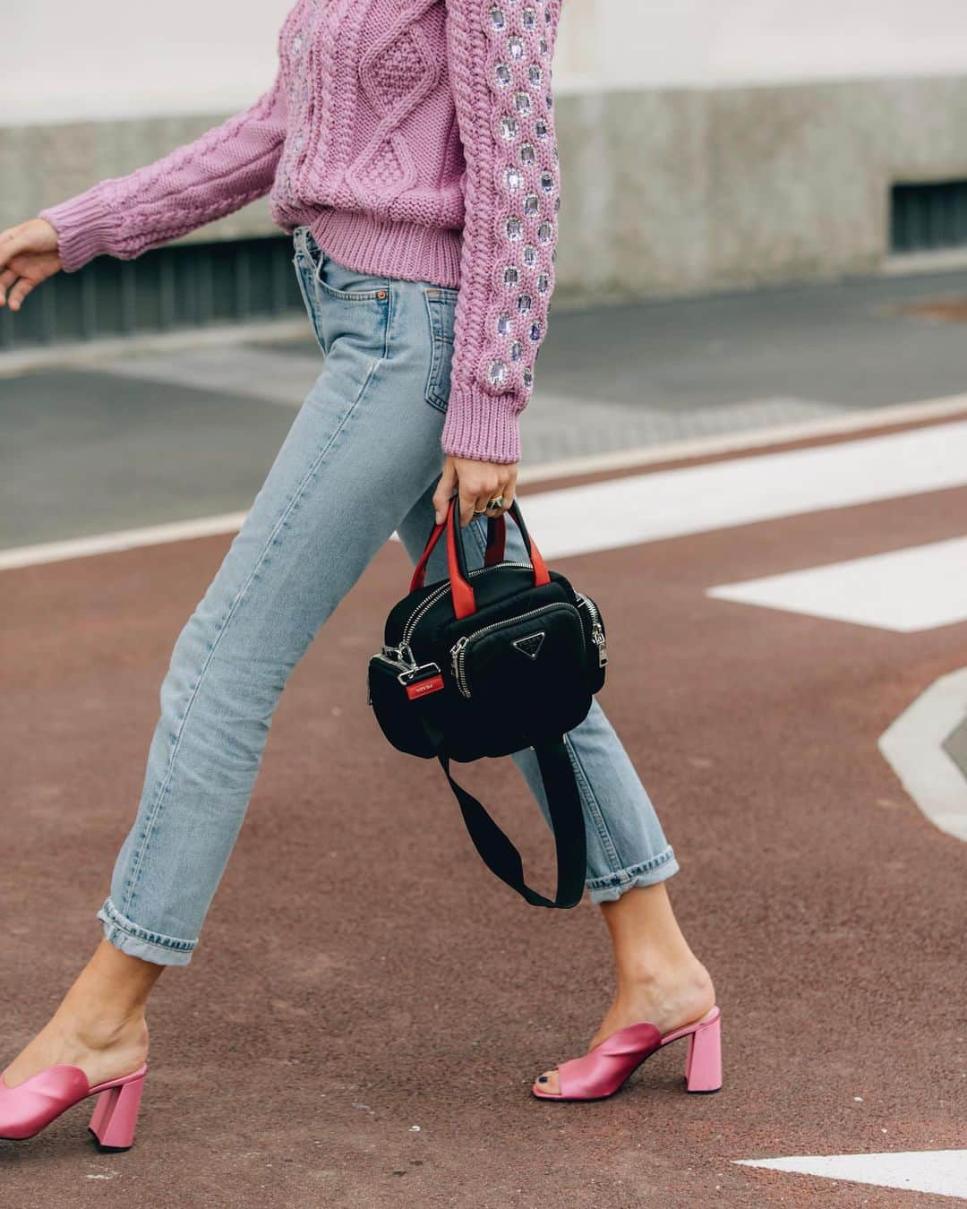 ネッタポルテさんのインスタグラム写真 - (ネッタポルテInstagram)「ACCESSORIES ALERT: Spotted on the streets of #MFW, @prada's ‘90s-inspired nylon bag. Cool and practical, we'll be wearing ours with everything from denim to dresses. #BagsBulletin  Tap the link in bio to shop your favorite looks from Instagram at #NETAPORTER. 📸: @danrobertsstudio」9月21日 20時22分 - netaporter