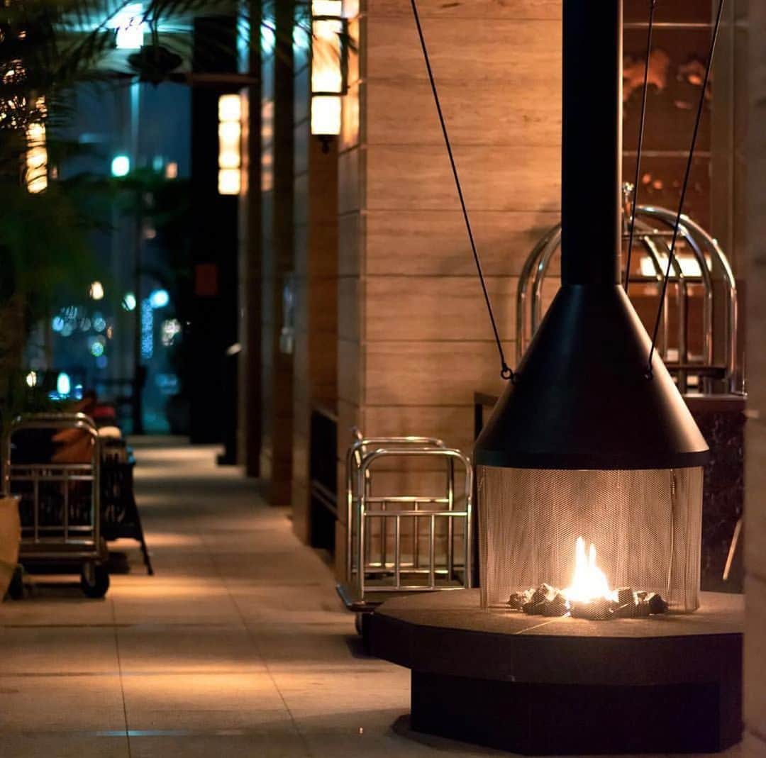 のインスタグラム：「. It may be chilly outside, but nice and toasty inside.  _ #myviewfromhere #fireplace #神戸 #omotenashihotels #orientalhotelkobe #orientalhotel #オリエンタルホテル #オリエンタルホテル旧居留地 #旧居留地」
