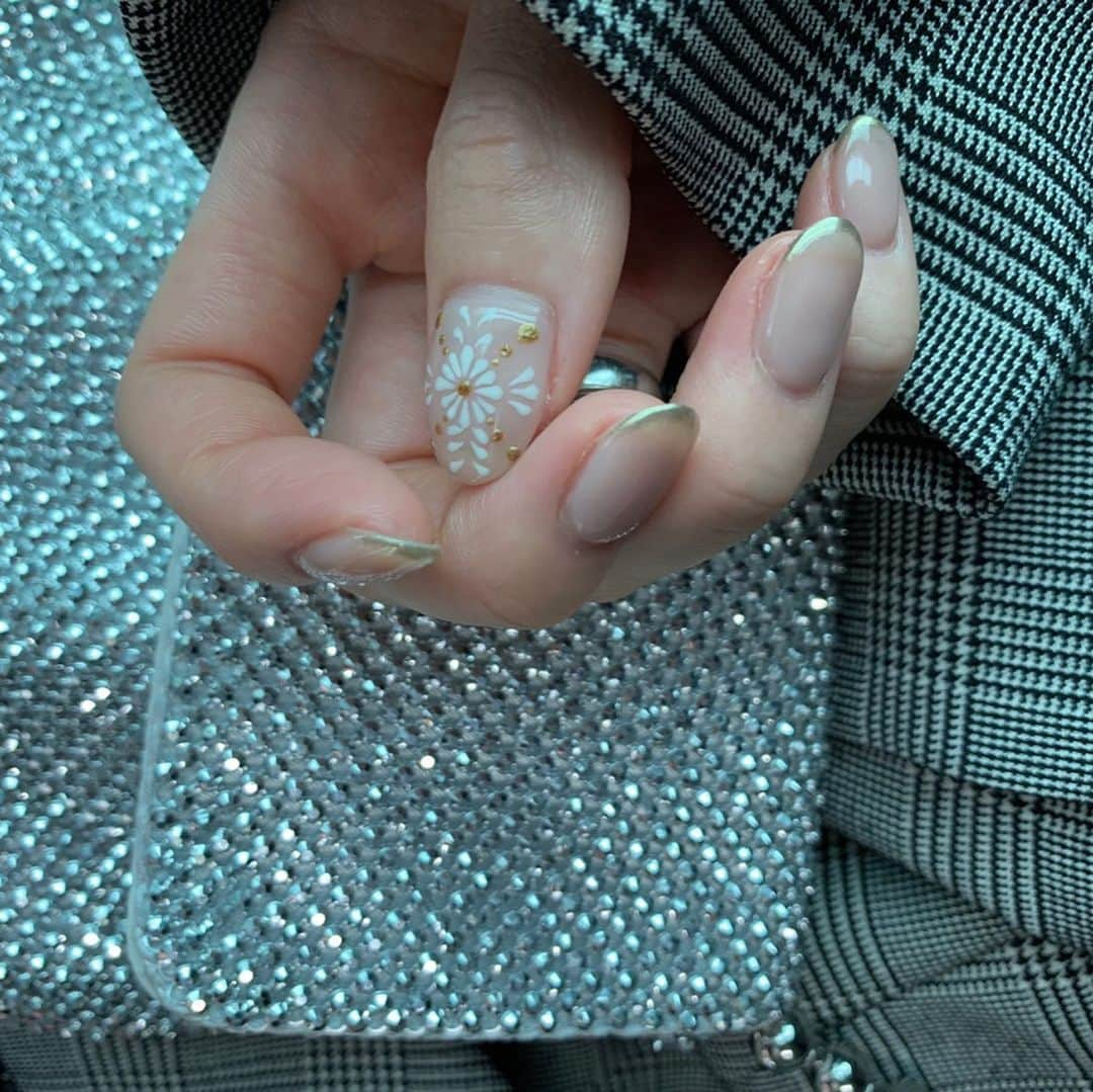 横田ひかるさんのインスタグラム写真 - (横田ひかるInstagram)「new nails💎  ヌーディーカラーに ゴールドミラーのフレンチネイルと お花の刺繍ネイル。  可愛い〜〜 #ヨコタノネイル」9月21日 20時26分 - _rncn950805