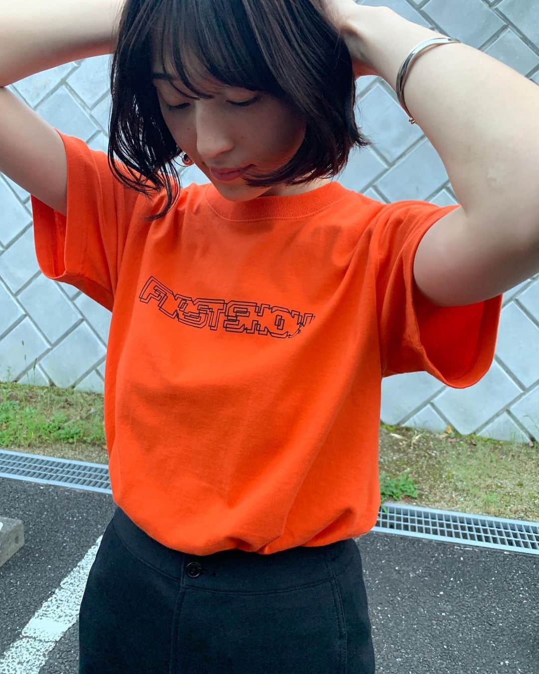 のインスタグラム：「オレンジかわいい🍊🍊🍊 miidaのFIRST SHOW限定Tだよ。9/25まで受注生産受付中のようです。メンバー自らの手刷りT🤭❤️🔮！！！ @miida_official」