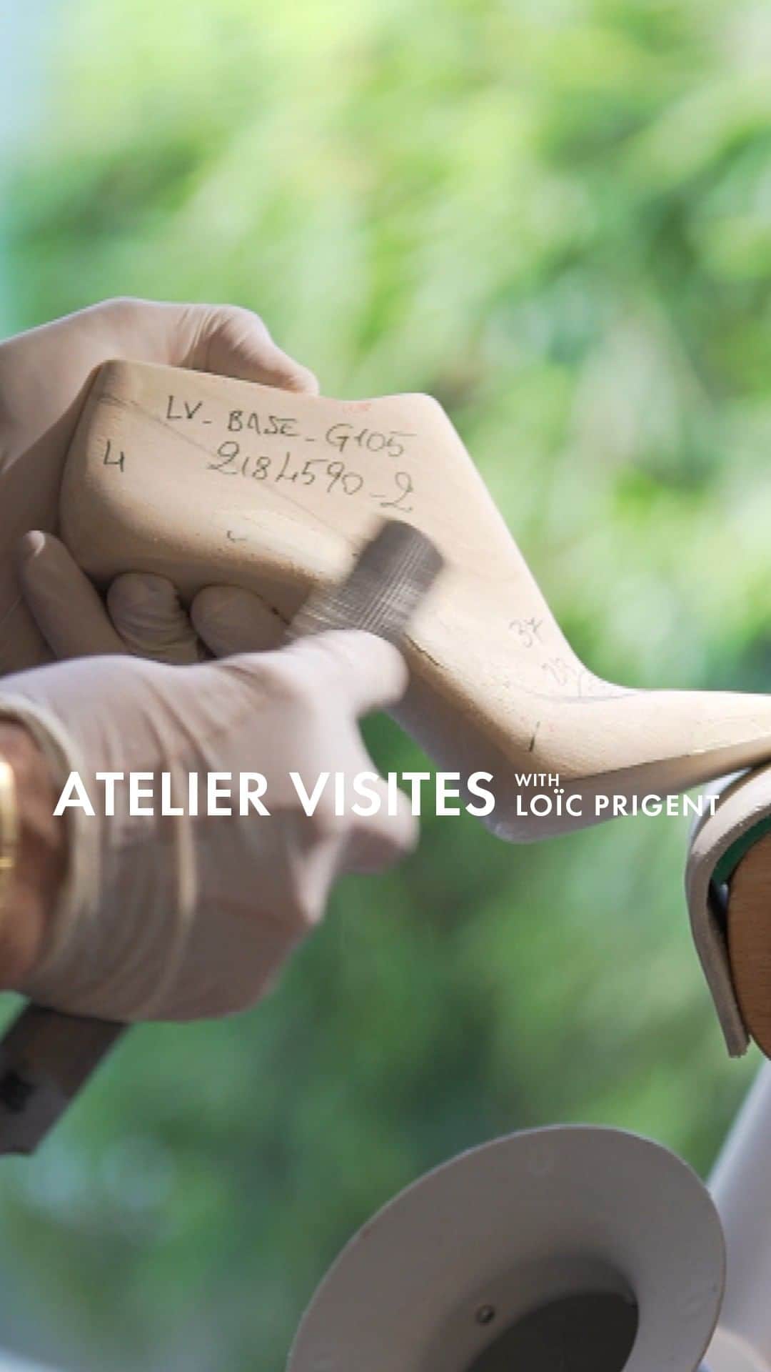 のインスタグラム：「French director Loïc Prigent heads to #LouisVuitton’s shoemaking workshop in Fiesso d’Artico, Italy, to learn about the traditional craftsmanship and innovative technology behind the Maison’s shoe collections. See all the LV TV episodes on YouTube at on.louisvuitton.com/LVTV」
