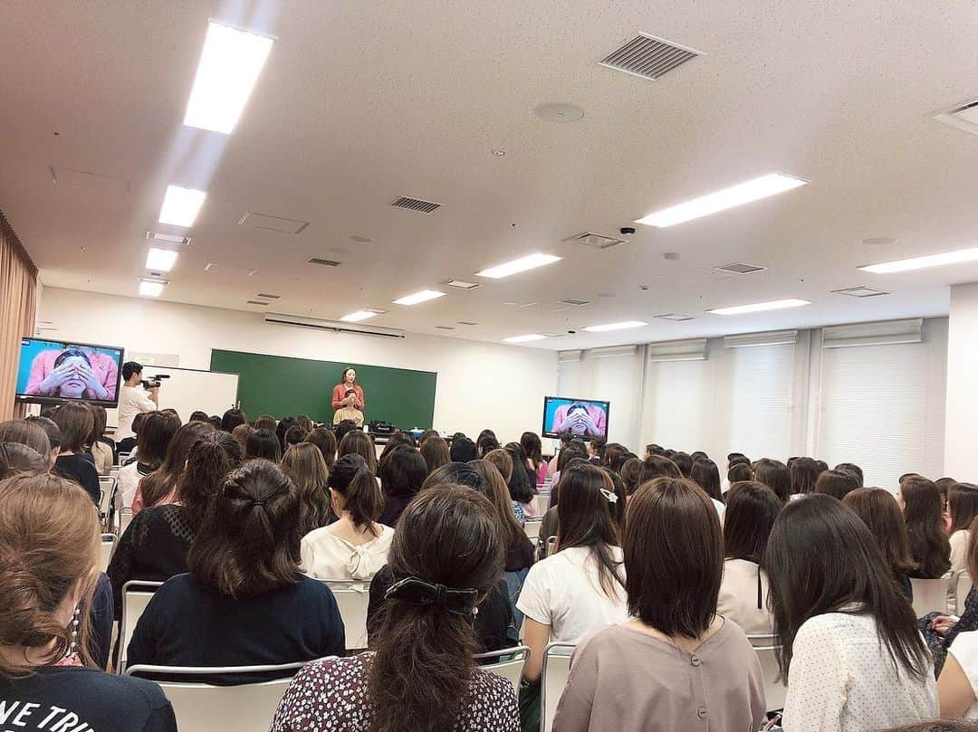 神崎恵さんのインスタグラム写真 - (神崎恵Instagram)「NHK文化センター 梅田教室でのビューティ講座でした。 新作コスメを盛り込みながら、2つのメイクのご紹介をしました。 130名のみなさまにご参加をいただきました。ありがとうございました😌✨ そして、キャンセル待ちをしていただいた220名のみなさま、ありがとうございました。 また11月以降に講座を予定しております。 お会いできるのを楽しみにしております。  講座で使用したコスメは、後ほどご紹介します💄 #ビューティ講座」9月21日 18時59分 - megumi_kanzaki