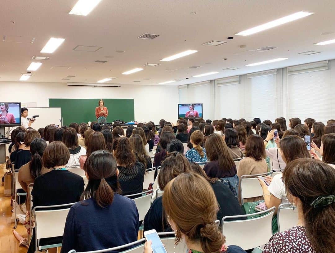 神崎恵さんのインスタグラム写真 - (神崎恵Instagram)「NHK文化センター 梅田教室でのビューティ講座でした。 新作コスメを盛り込みながら、2つのメイクのご紹介をしました。 130名のみなさまにご参加をいただきました。ありがとうございました😌✨ そして、キャンセル待ちをしていただいた220名のみなさま、ありがとうございました。 また11月以降に講座を予定しております。 お会いできるのを楽しみにしております。  講座で使用したコスメは、後ほどご紹介します💄 #ビューティ講座」9月21日 18時59分 - megumi_kanzaki
