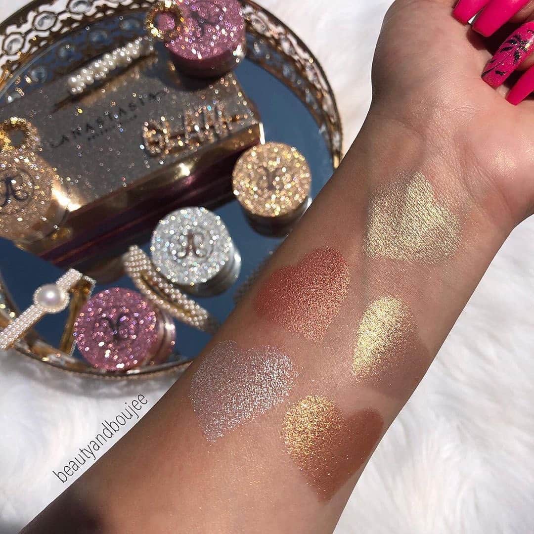 Anastasia Beverly Hillsさんのインスタグラム写真 - (Anastasia Beverly HillsInstagram)「Stay glowing all year long with our Loose Highlighters which provide the most intense glow. Swatches by @beautyandboujee」9月21日 18時59分 - anastasiabeverlyhills