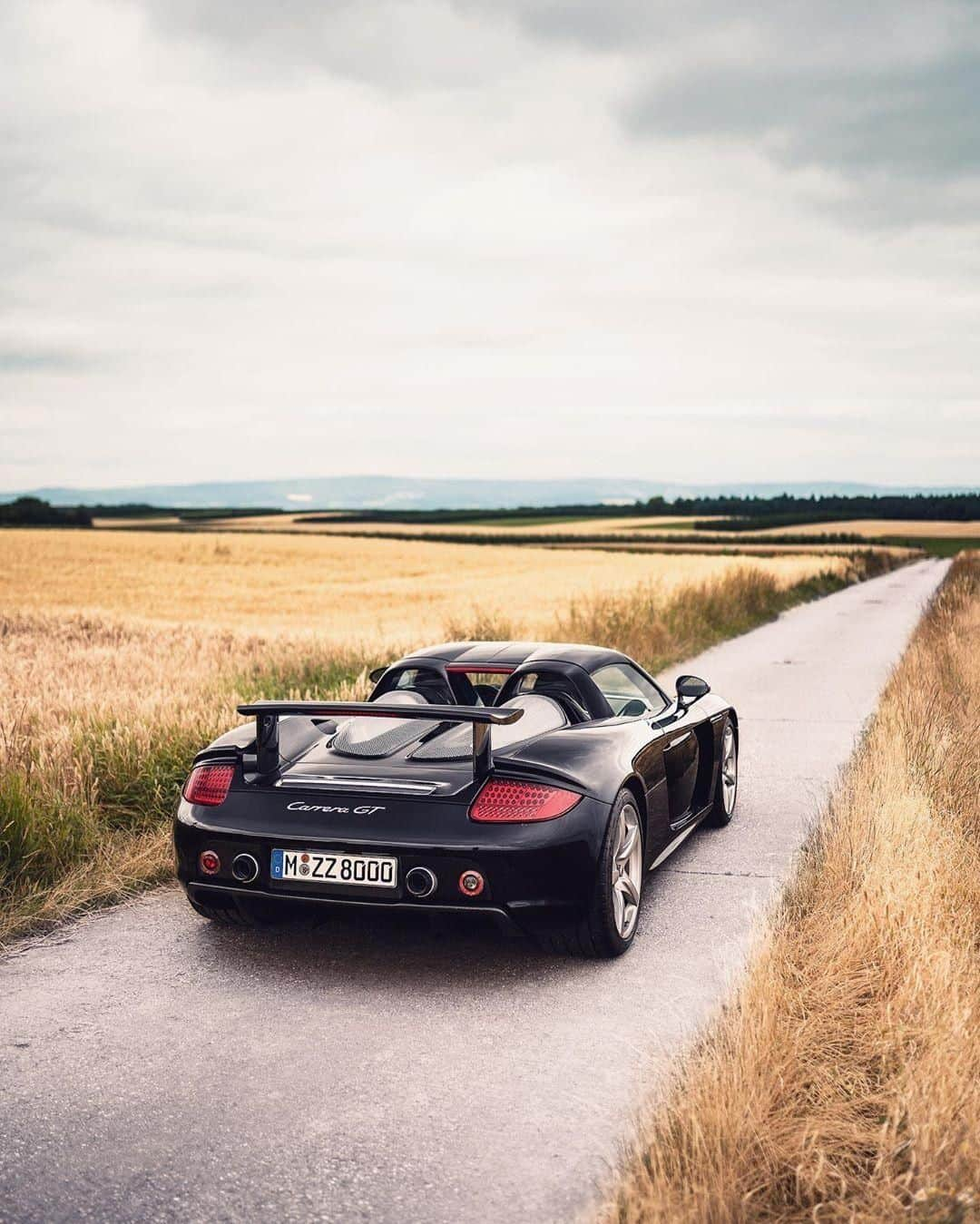 Porscheさんのインスタグラム写真 - (PorscheInstagram)「Absolutely nothing paves the way like a Carrera GT. #PorscheMoment #CarreraGT (📸: @thecarhotel)」9月21日 19時00分 - porsche