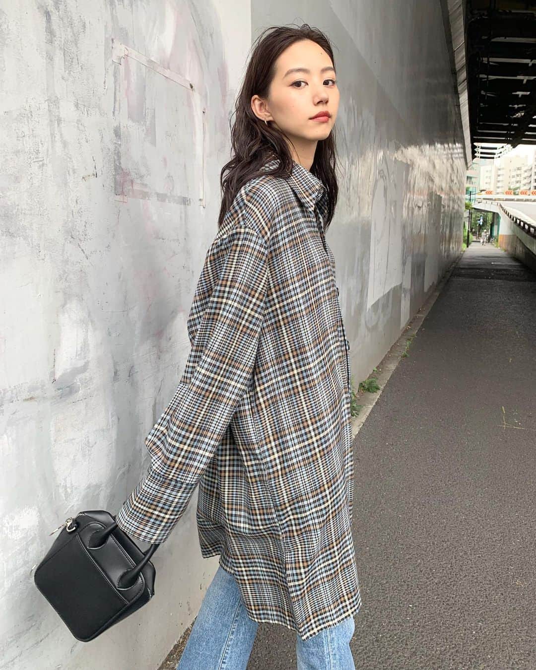 Shiho Sasakiのインスタグラム：「秋物コーデ🍁 ずるっとオーバーサイズのシャツは 私のクローゼットの秋の定番✌️ 着丈も長めなので、flare denimとの相性抜群です✨ #MOUSSY#MOUSSYSNAP#MOUSSYJEANS」