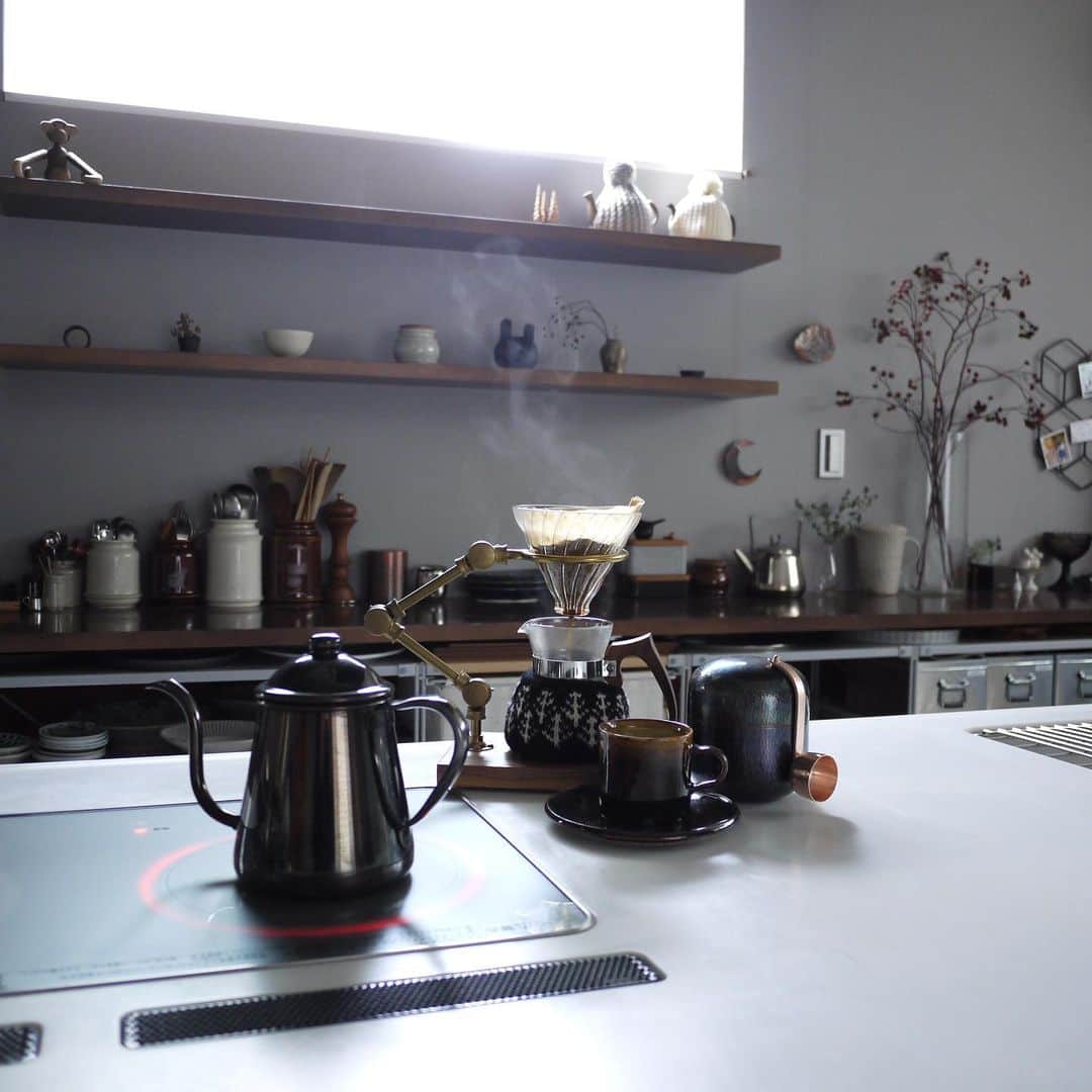 ムクリ［mukuri］さんのインスタグラム写真 - (ムクリ［mukuri］Instagram)「充実した時間は、大切な道具と共に。〜コーヒーが繋ぐ我が家の暮らし（chii_moiさん／あの人の暮らしが素敵な理由）〜﻿ ﻿ chiiさんにとって大切なのは、家族と一緒にコーヒーを飲む時間。そんな特別な時間を楽しむ為のキッチングッズはお気に入りを揃えたいものですよね。﻿ ﻿ 少し個性的なデザインであることや素材や作り方に凝っていて“眺めてよし・使ってもよし”であることがchiiさんのモノ選びの基準になっています。﻿ ﻿ 道具一つ一つにお迎えするまでのストーリーがあり、お気に入りの道具に囲まれた幸せな時間を過ごすchiiさんのコーヒーのある暮らしをぜひご覧下さいね♪﻿ ﻿ specialthanks﻿ @chii_moi ・﻿ （編集：megu）﻿ ﻿ ﻿ ▶記事詳細はプロフィールのURLよりご覧ください﻿ プロフィールはこちらから﻿ @mukuri_official ・﻿ ﻿ ﻿ ﻿ #珈琲 #コーヒー #coffee #コーヒーのある暮らし #コーヒー好き #珈琲時間 #おうち時間 #キッチン #kitchen #台所 #coffeetime #器 #うつわ #器のある暮らし #キッチン雑貨 #北欧雑貨 #ケトル #暮らしの道具 #暮らし #暮らしを楽しむ #暮らしの編集 #丁寧な暮らし #マイホーム #注文住宅 #マンション暮らし #賃貸暮らし #食器棚 #日常 #日々の暮らし #ムクリ」9月21日 19時08分 - mukuri_official