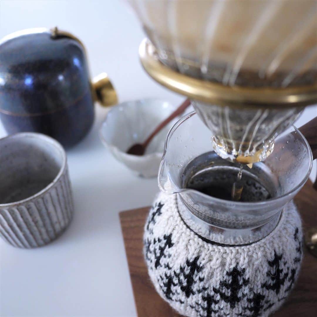 ムクリ［mukuri］さんのインスタグラム写真 - (ムクリ［mukuri］Instagram)「充実した時間は、大切な道具と共に。〜コーヒーが繋ぐ我が家の暮らし（chii_moiさん／あの人の暮らしが素敵な理由）〜﻿ ﻿ chiiさんにとって大切なのは、家族と一緒にコーヒーを飲む時間。そんな特別な時間を楽しむ為のキッチングッズはお気に入りを揃えたいものですよね。﻿ ﻿ 少し個性的なデザインであることや素材や作り方に凝っていて“眺めてよし・使ってもよし”であることがchiiさんのモノ選びの基準になっています。﻿ ﻿ 道具一つ一つにお迎えするまでのストーリーがあり、お気に入りの道具に囲まれた幸せな時間を過ごすchiiさんのコーヒーのある暮らしをぜひご覧下さいね♪﻿ ﻿ specialthanks﻿ @chii_moi ・﻿ （編集：megu）﻿ ﻿ ﻿ ▶記事詳細はプロフィールのURLよりご覧ください﻿ プロフィールはこちらから﻿ @mukuri_official ・﻿ ﻿ ﻿ ﻿ #珈琲 #コーヒー #coffee #コーヒーのある暮らし #コーヒー好き #珈琲時間 #おうち時間 #キッチン #kitchen #台所 #coffeetime #器 #うつわ #器のある暮らし #キッチン雑貨 #北欧雑貨 #ケトル #暮らしの道具 #暮らし #暮らしを楽しむ #暮らしの編集 #丁寧な暮らし #マイホーム #注文住宅 #マンション暮らし #賃貸暮らし #食器棚 #日常 #日々の暮らし #ムクリ」9月21日 19時08分 - mukuri_official