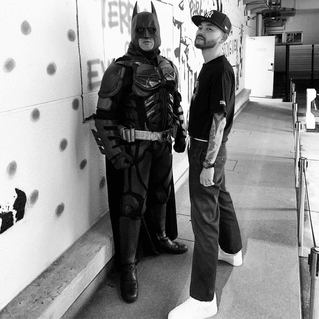 DJ DARUMAのインスタグラム：「渋谷の屋上にバットマン先輩居た🦇」