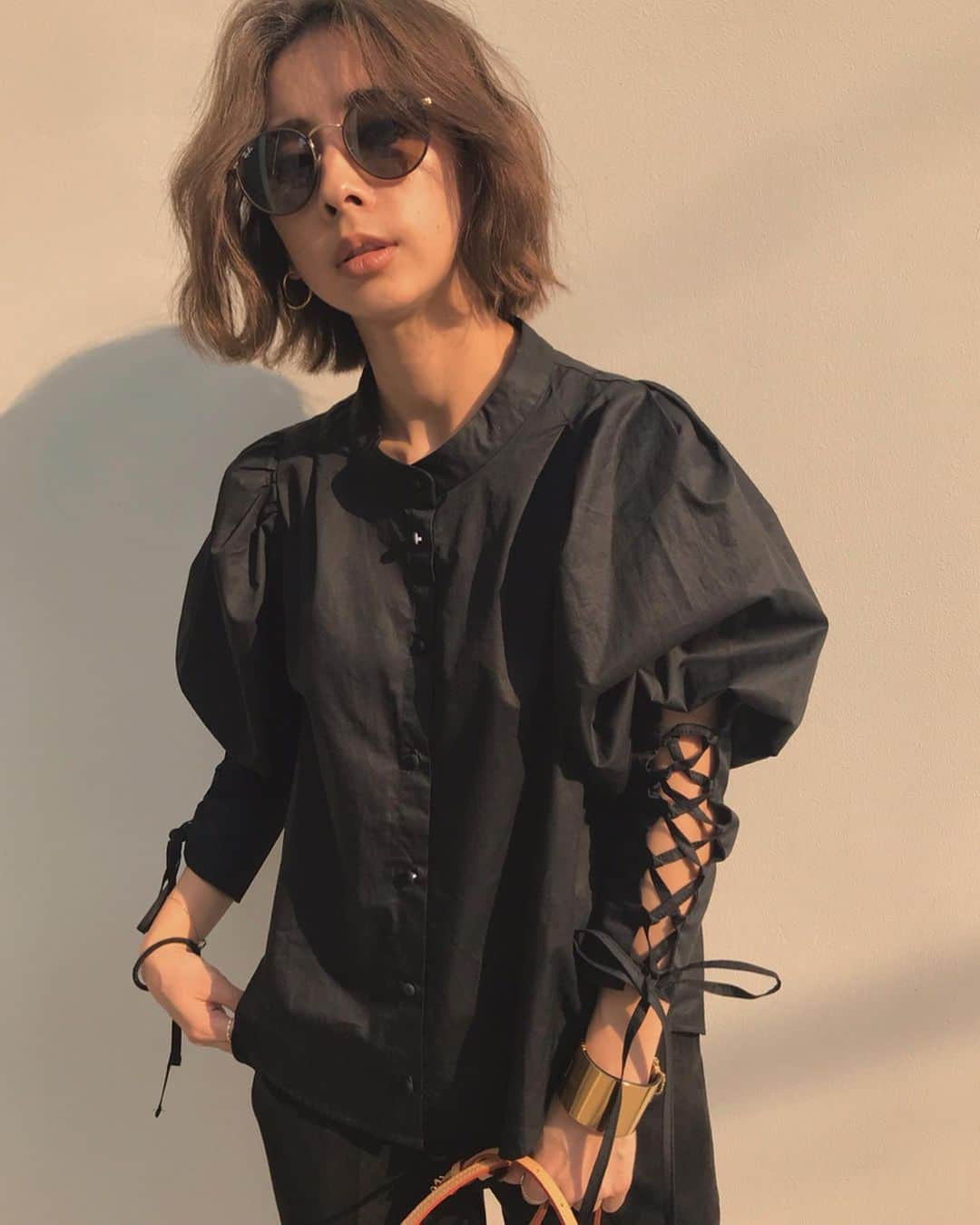 黒石奈央子さんのインスタグラム写真 - (黒石奈央子Instagram)「あめりふく。 . LACE UP SLEEVE BLOUSE ¥12900+tax 9/24 COMFY SLIT TAPERED PT ¥14800+tax 10/1 . 袖がレースアップになってるぱふしゃつ❤️ .  @ameri_shinjuku @amerivintage @ameri_daikanyama @ameri.shinsaibashi #ameri#amerivintage #fashion #vintagefashion #coordinate#ootd#outfit#osanposnap #705_outfit #大人ファッション #大人コーディネート #大人スタイル #modestyle #modefashion#modecasual」9月21日 19時19分 - blackstone705