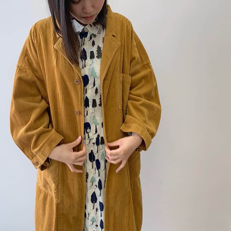 ネ・ネットさんのインスタグラム写真 - (ネ・ネットInstagram)「【ダブルウェルコーデュロイ￥22,000+tax】  太さの異なるコーデュロイ生地をドッキングさせたライトコート。1枚仕立てながらも、中に厚手のニットも着られる分量感と生地感で、秋～冬～春まで3シーズン着まわせる1着です。  #ネネット #nenet #新作 #new #autumn #winter #2019 #collection #fashion #tokyo #japan #大人カジュアル #大人ネネット #otona_nenet #ダブルウェルコーデュロイ #コーデュロイ #ライトコート」9月21日 19時12分 - nenet_official
